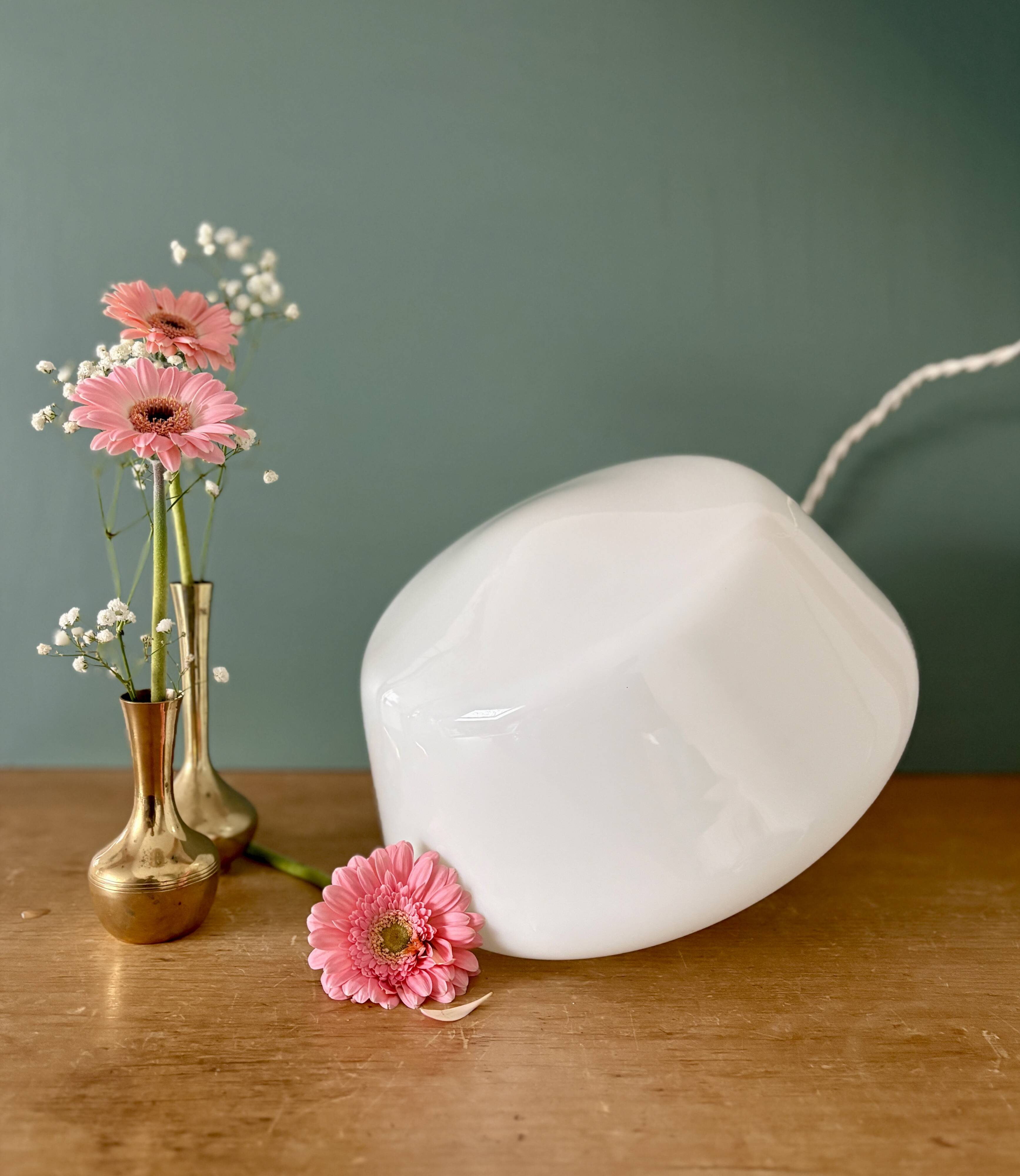 Suspension globe vintage en opaline blanche