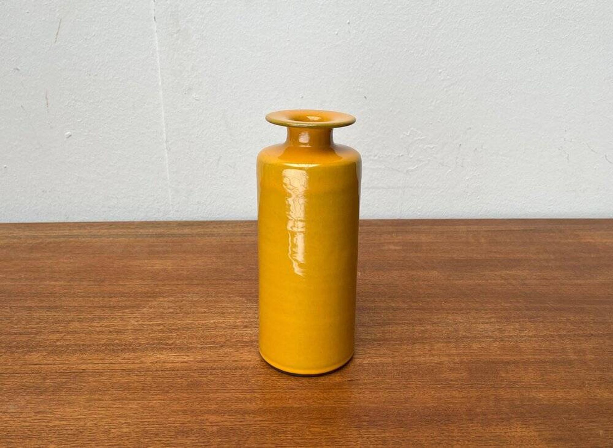 Minimalist vase from a German studio from the mid-century, pottery by BKW Böttger Keramik Wandsbek, Hamburg, 1960s.