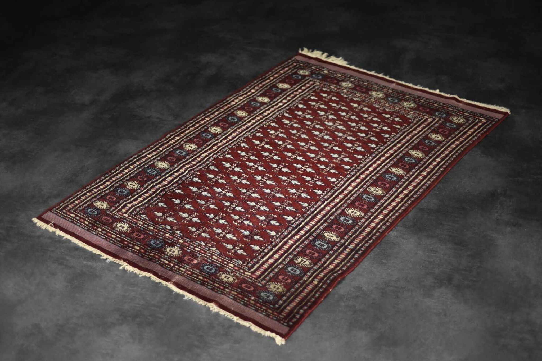 Tapis oriental Boukhara rouge tissé à la main, années 1960