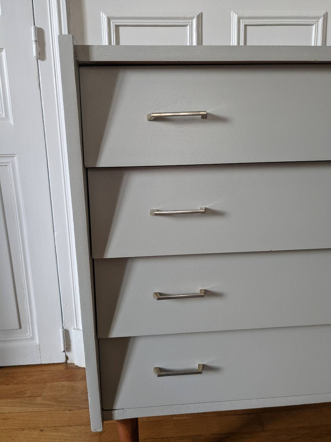Vintage chest of drawers with spindle legs