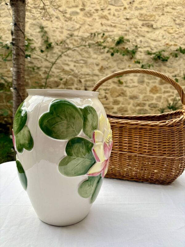 Grand vase en barbotine lotus ou Nénuphar