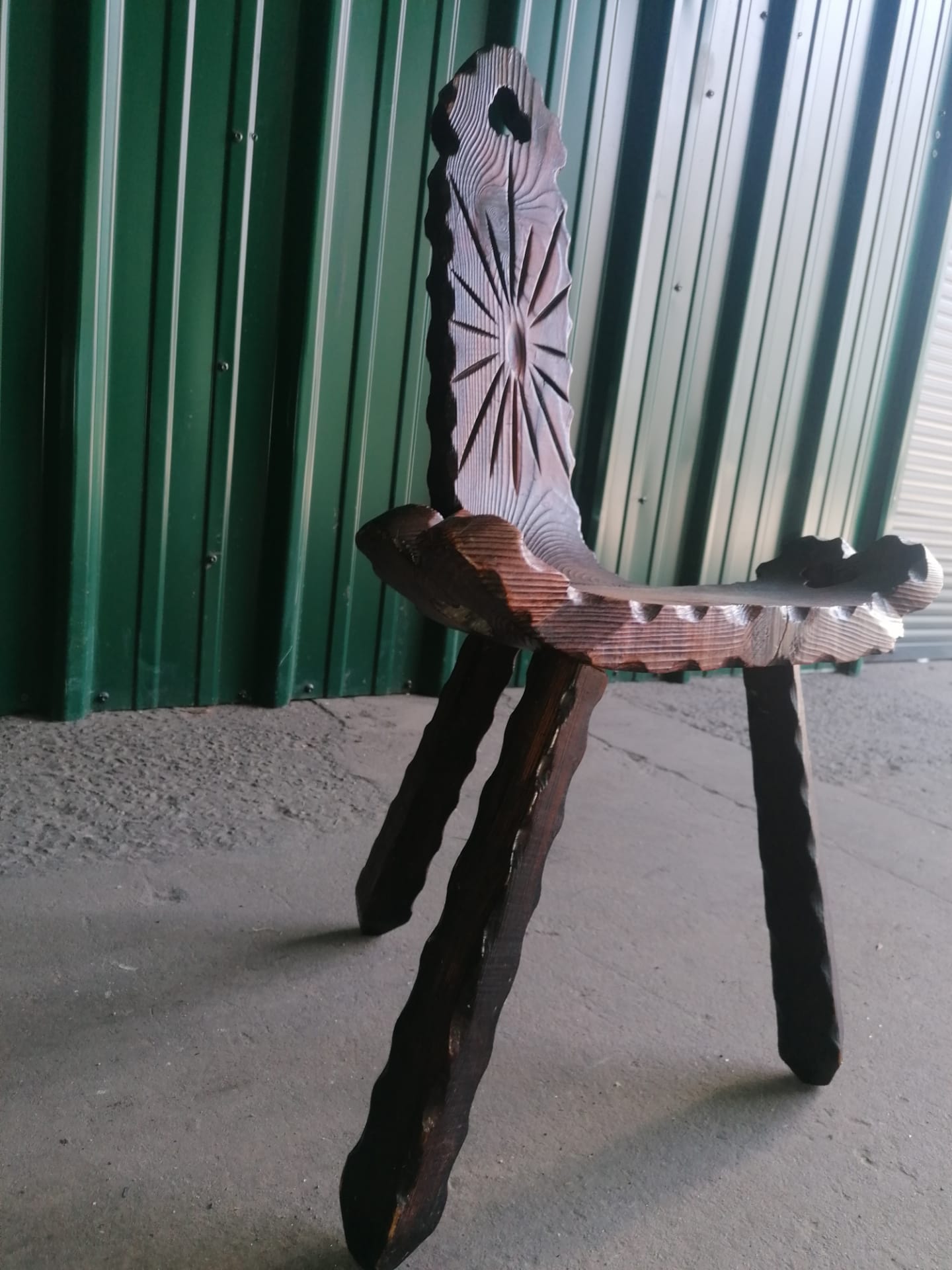 Chaise de montagne tripode en bois sculpté 1950