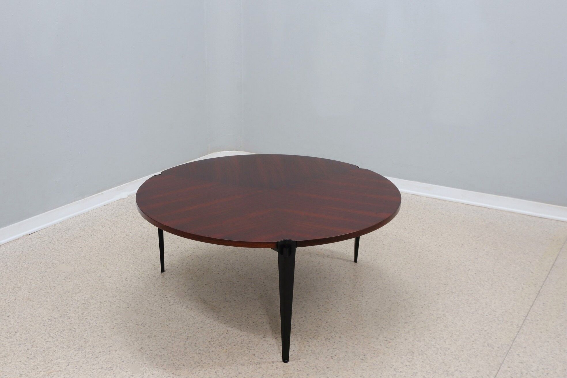 Osvaldo Borsani T61 round coffee table Tecno 1950s