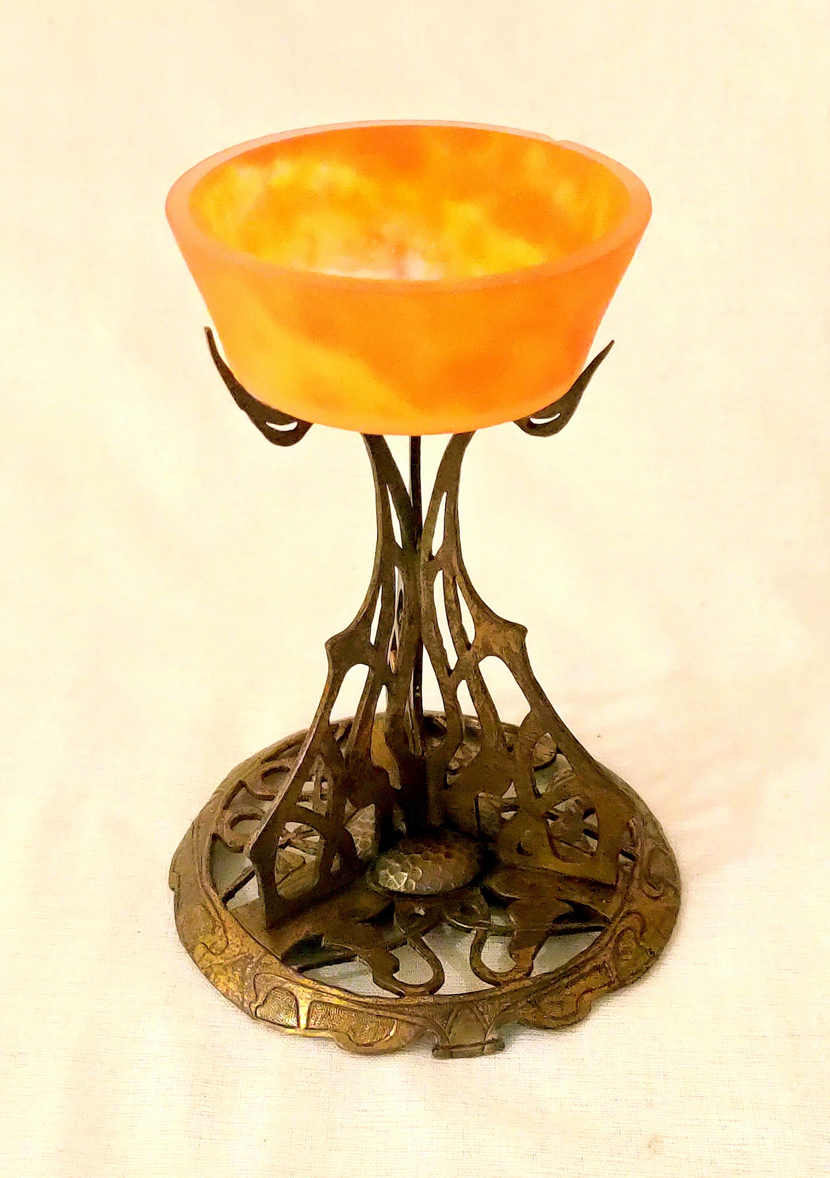 Art-Nouveau ring in glass paste on bronze frame in perfect condition