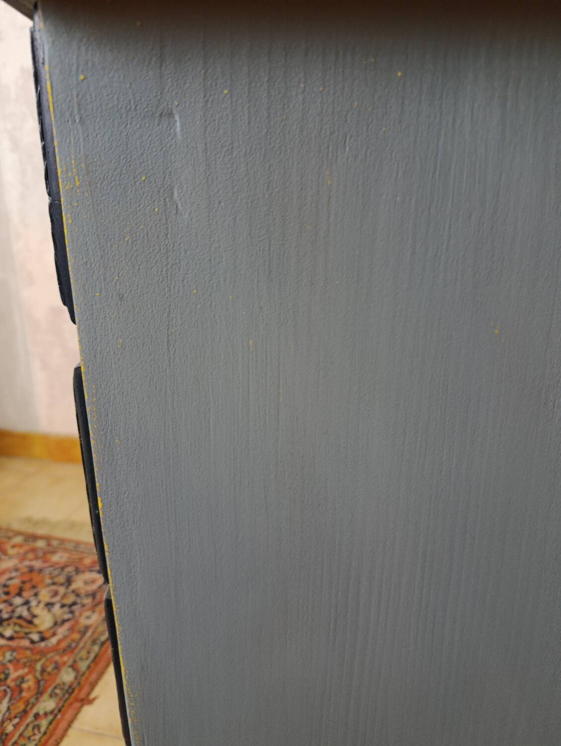 Chest of drawers with 5 drawers in solid dark wood and patinated blue.