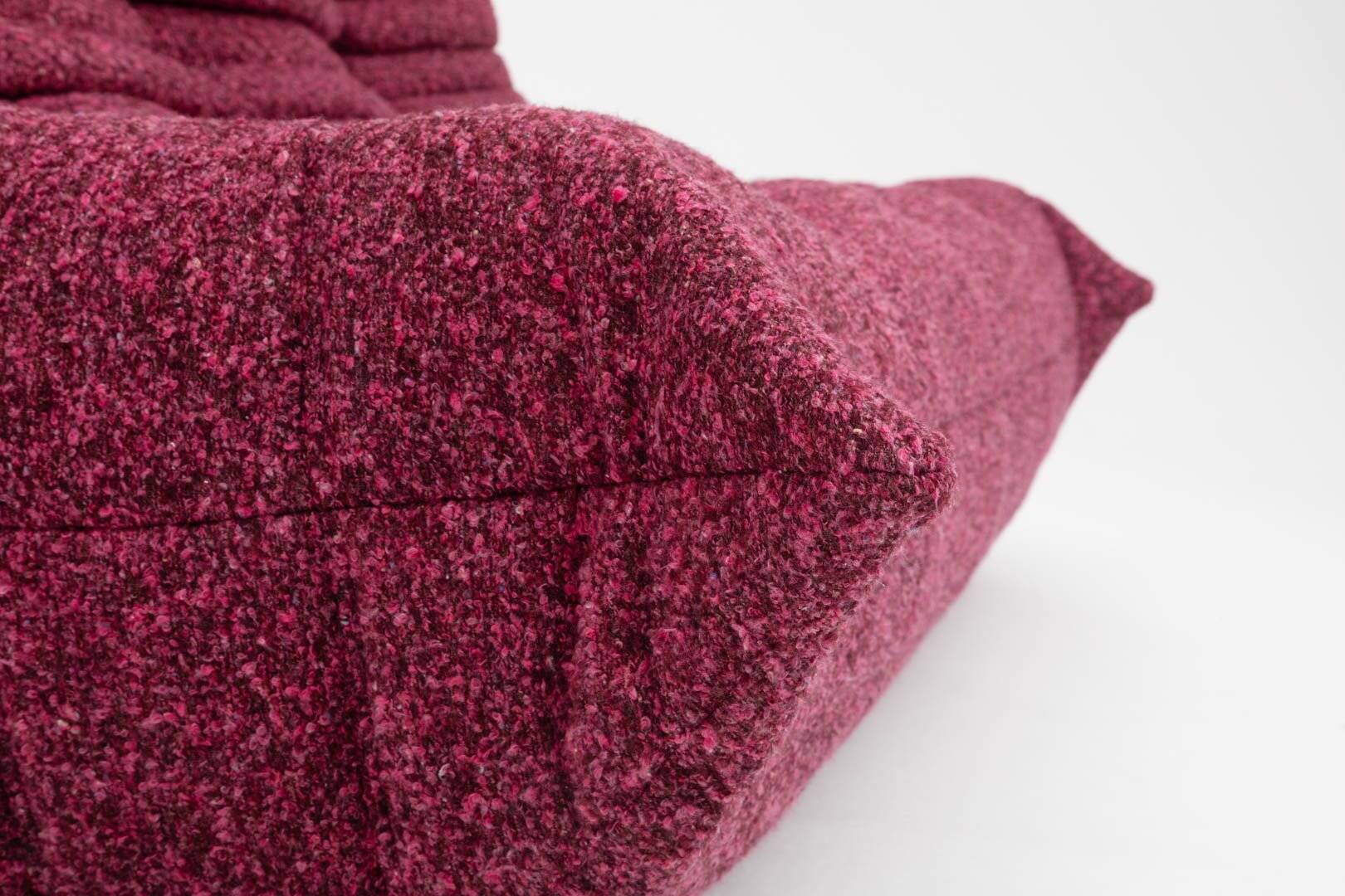 Canapé trois places Togo en bouclé bordeaux par Michel Ducaroy pour Ligne Roset