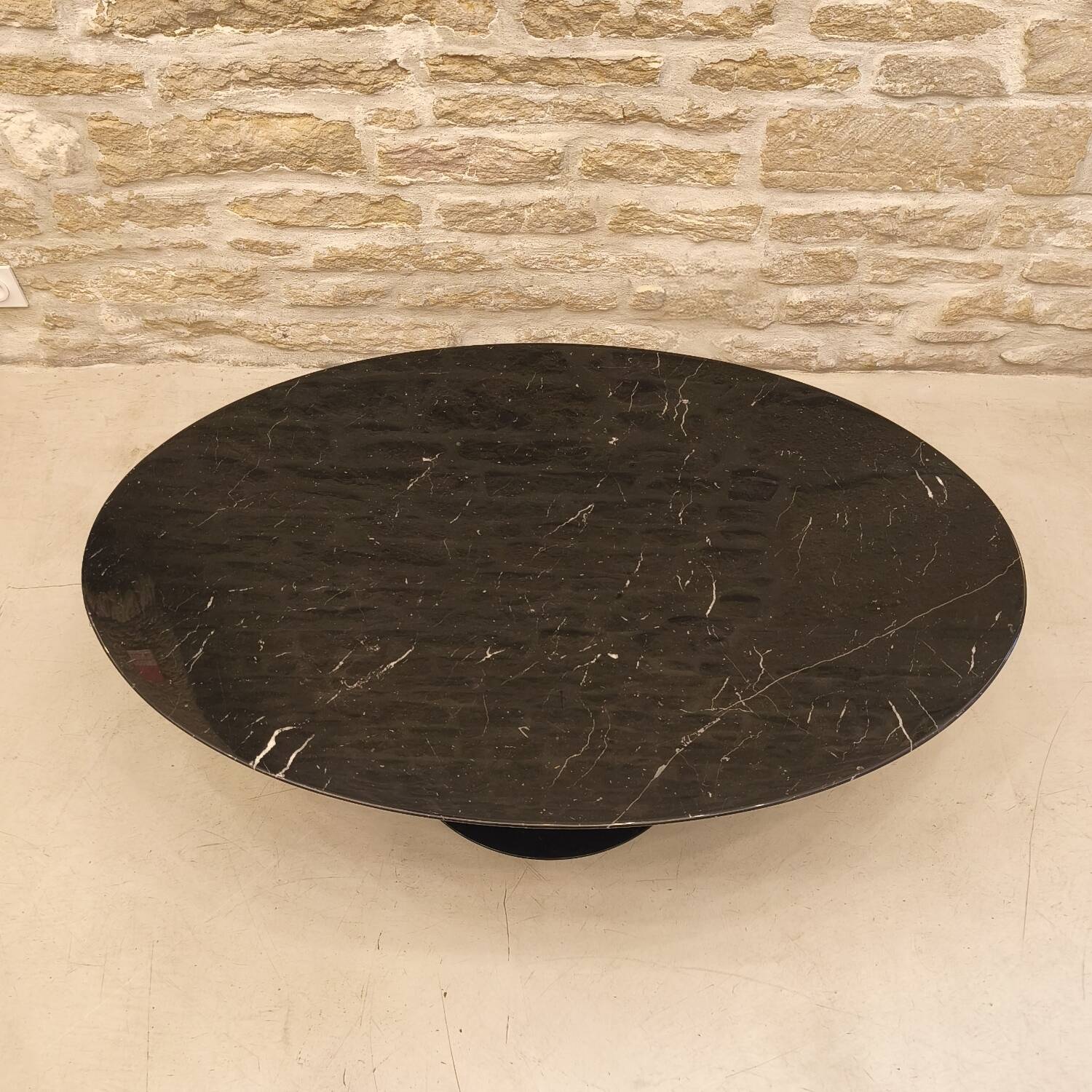 Oval tulip coffee table in Marquina marble, design Eero Saarinen for Knoll