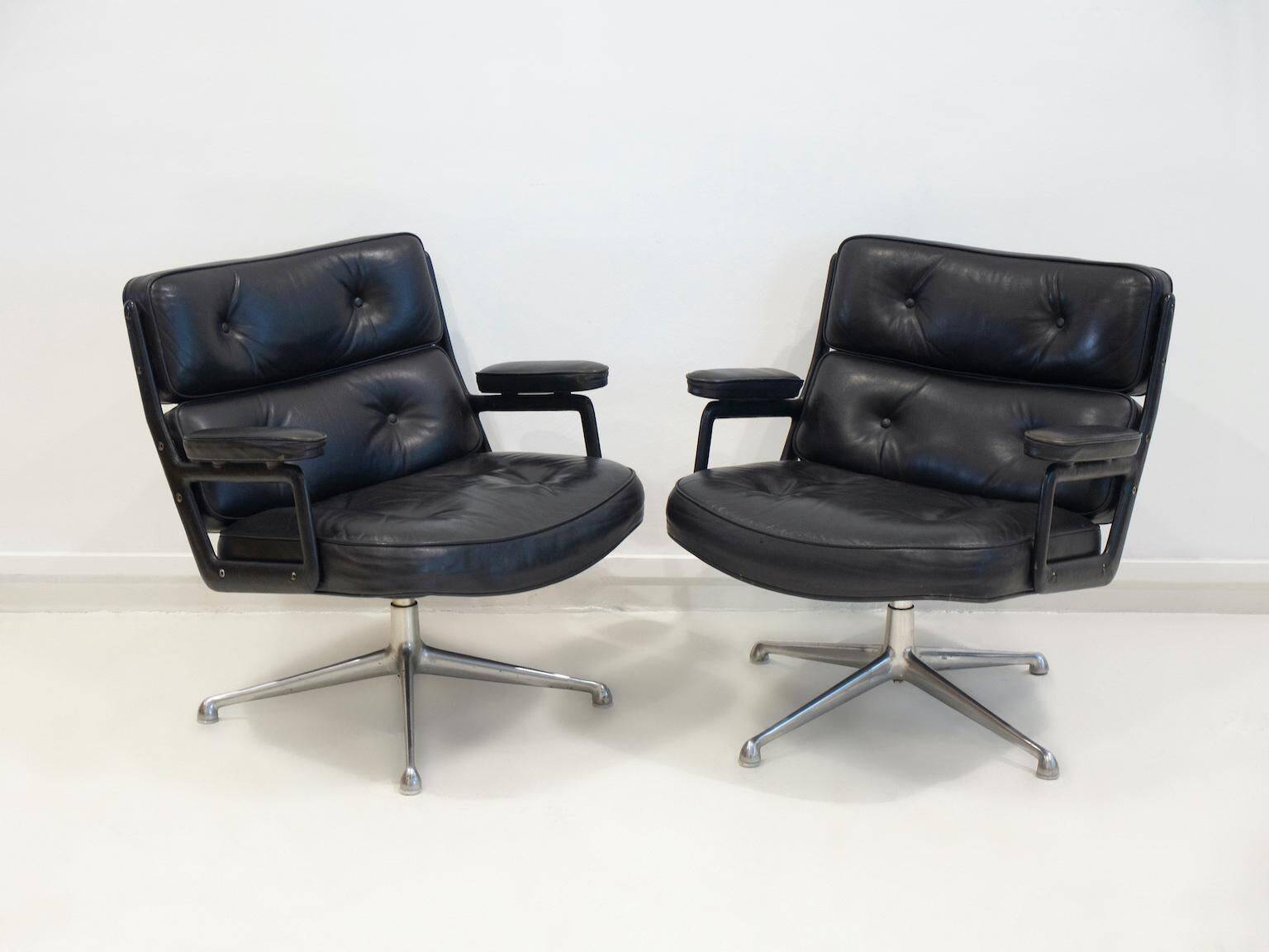 Paire de fauteuils de direction en cuir noir de Charles and Ray Eames