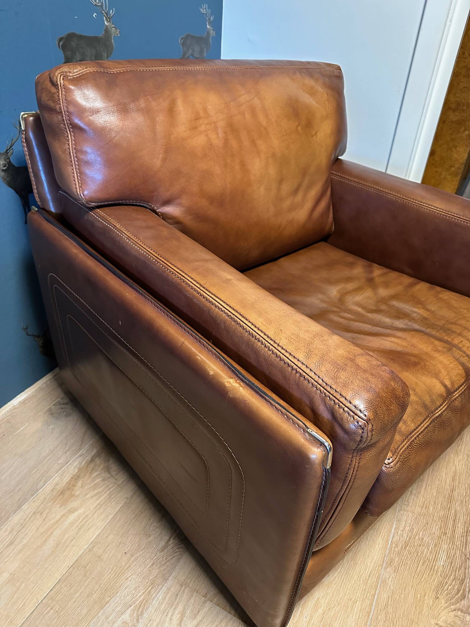 Ensemble de deux fauteuils en cuir de buffle.