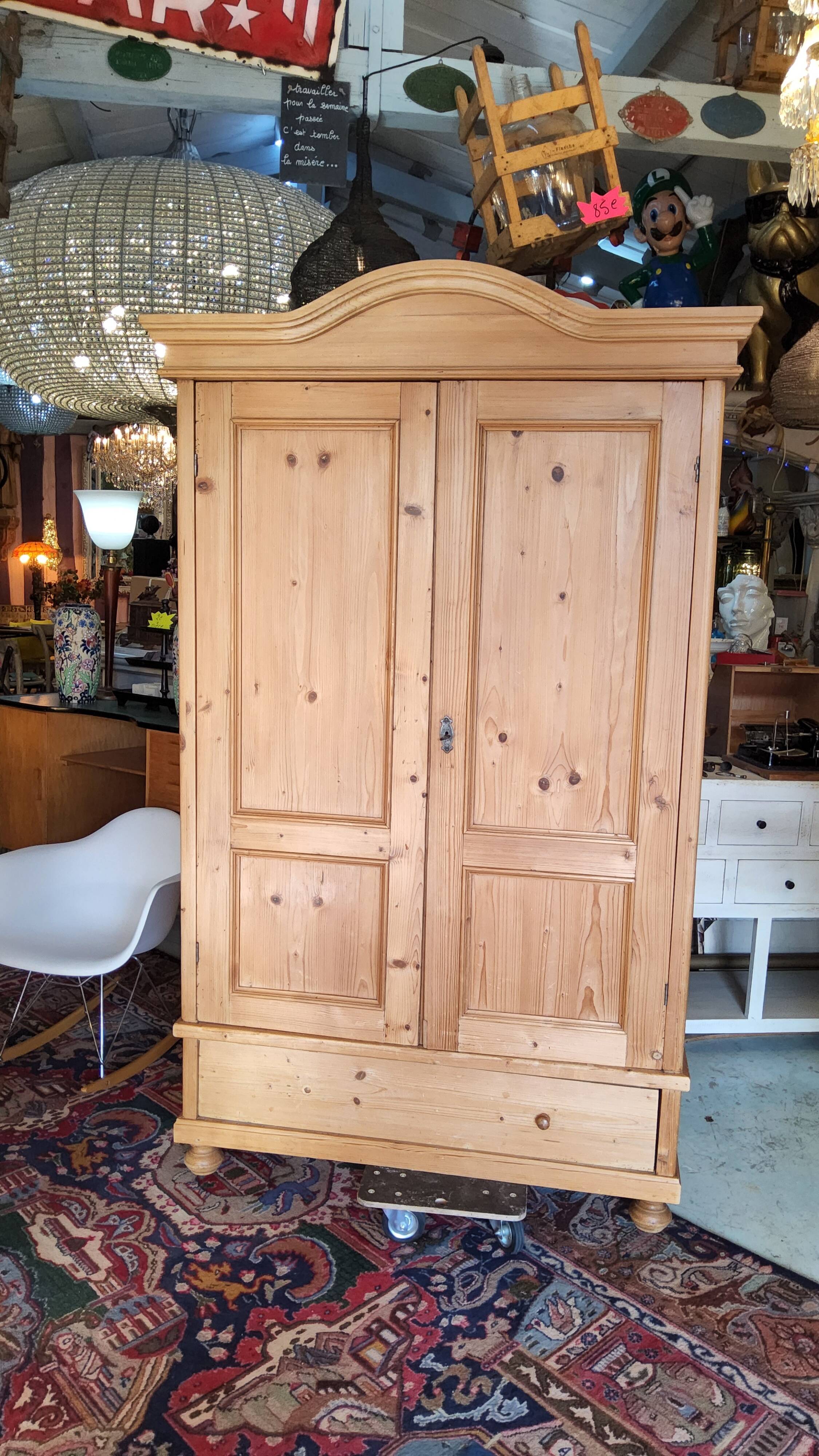 Armoire en pins