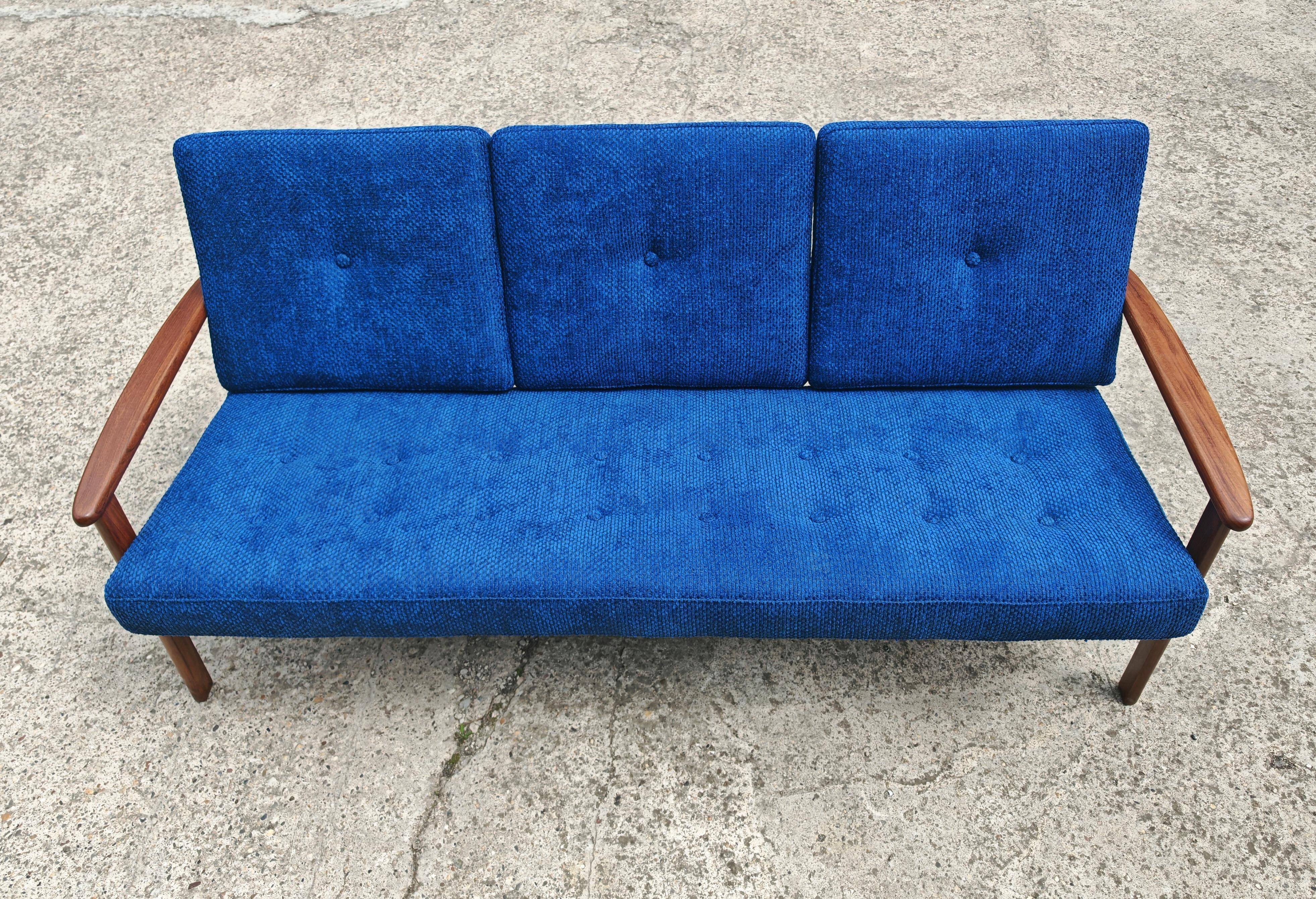 Mid Century 3-seater canapé in teak attributed to Arne Vodder.