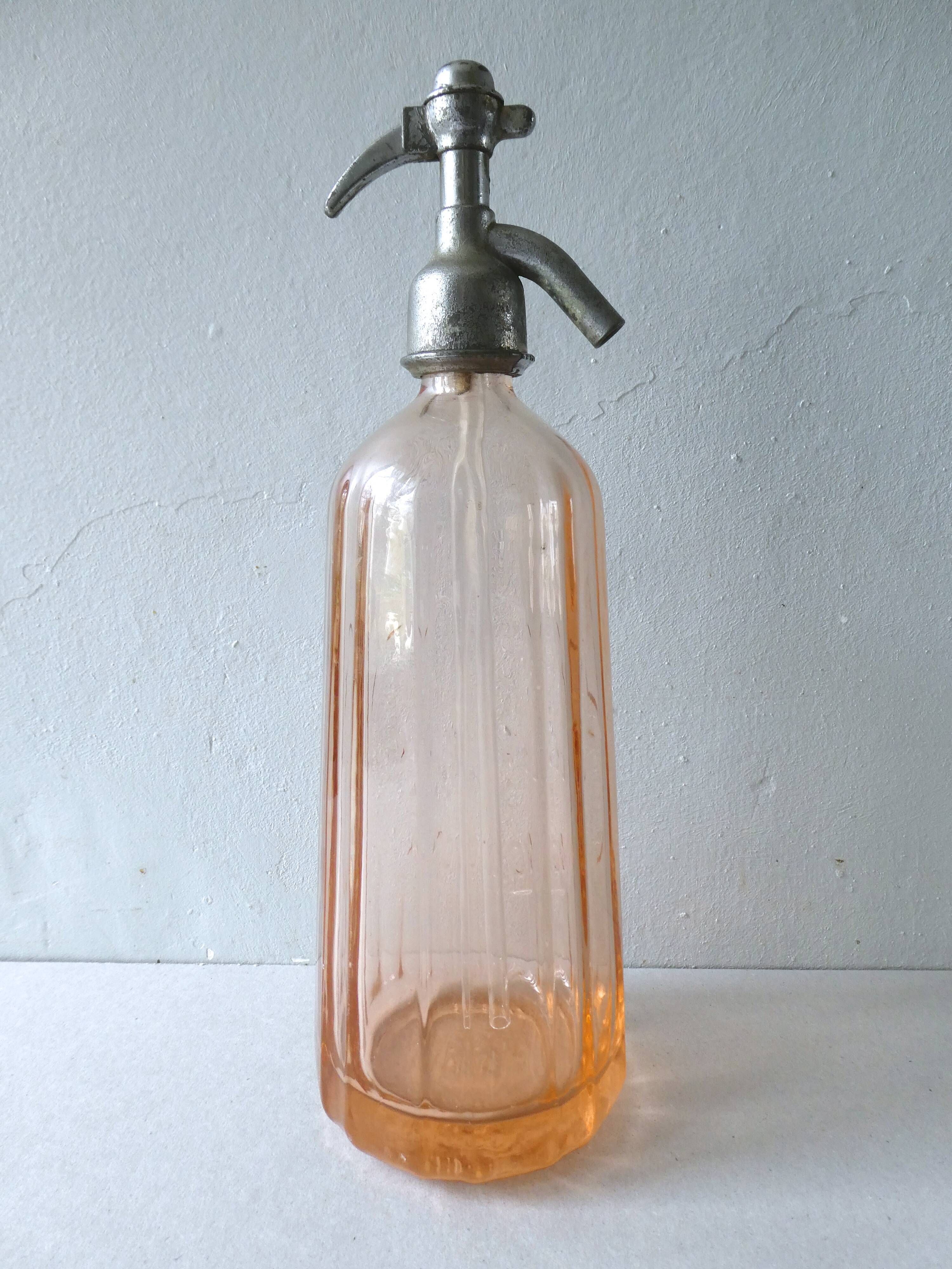 Siphon bouteille à eau de seltz, en verre rose, Lievaux à Noyon