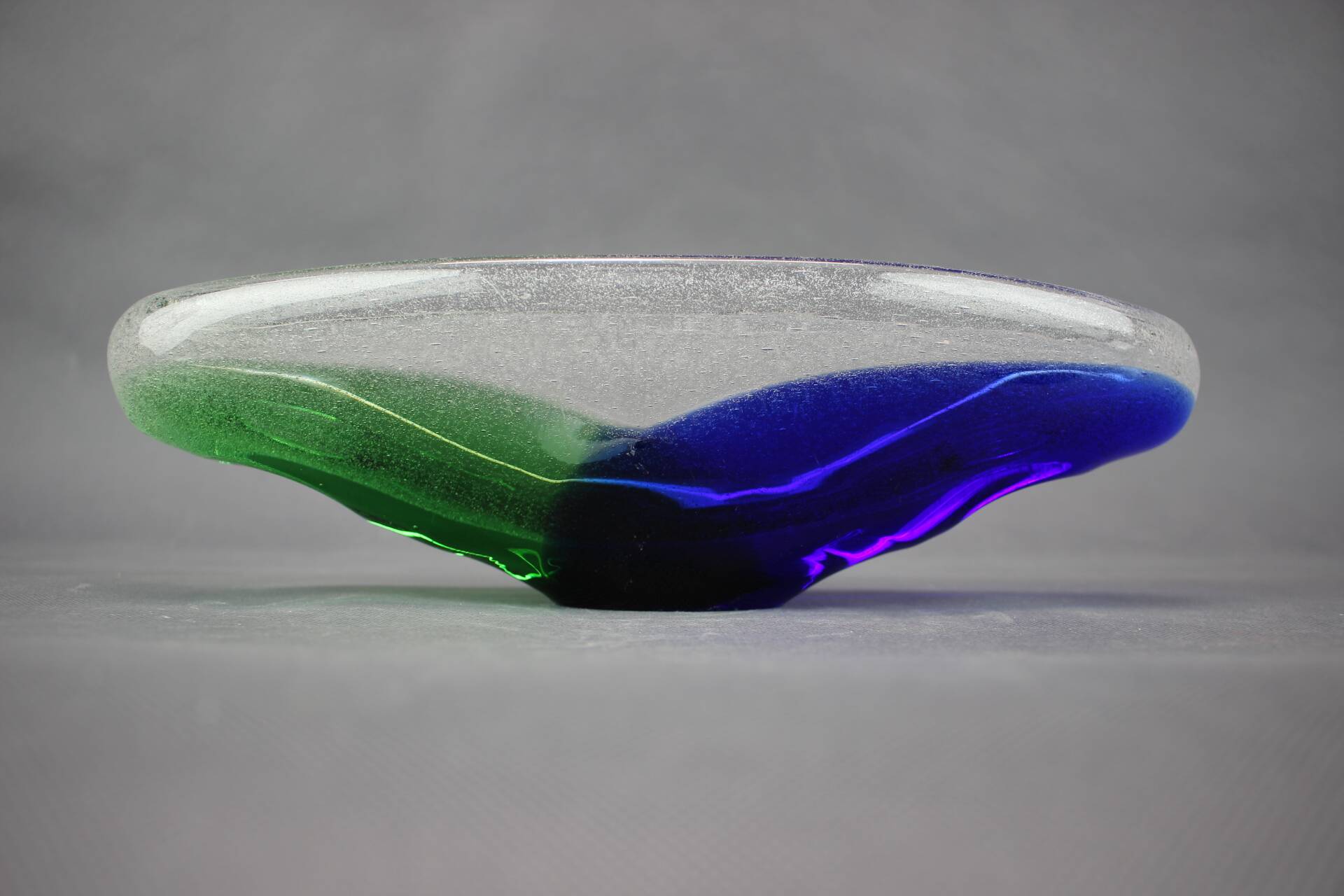 Bol en verre d'art Czechoslovakien Novy Bor bleu et vert, années 1960