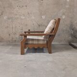 Salon vintage en bois massif avec coussins à carreaux