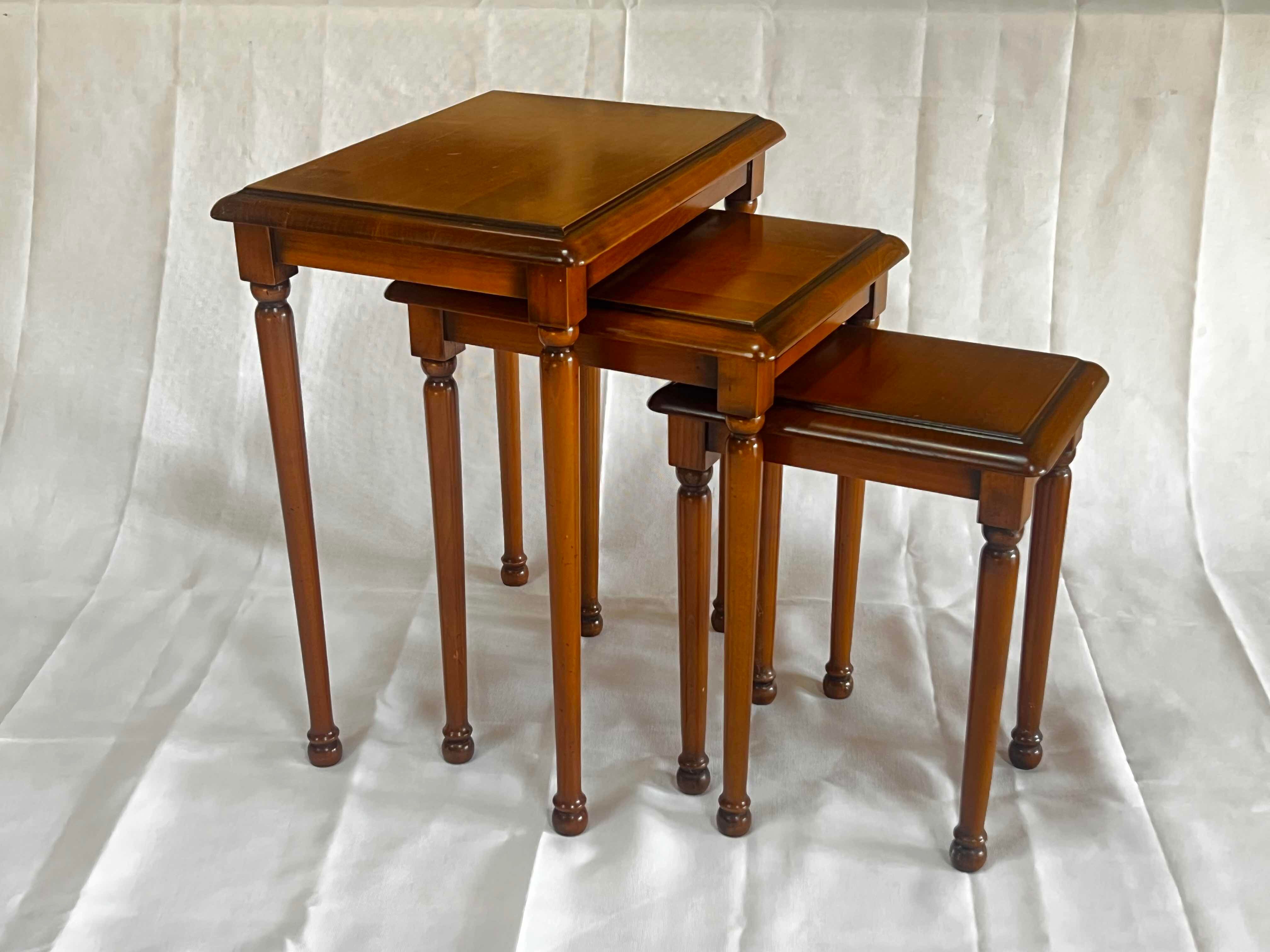 petites tables gigognes en merisier massif