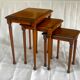petites tables gigognes en merisier massif