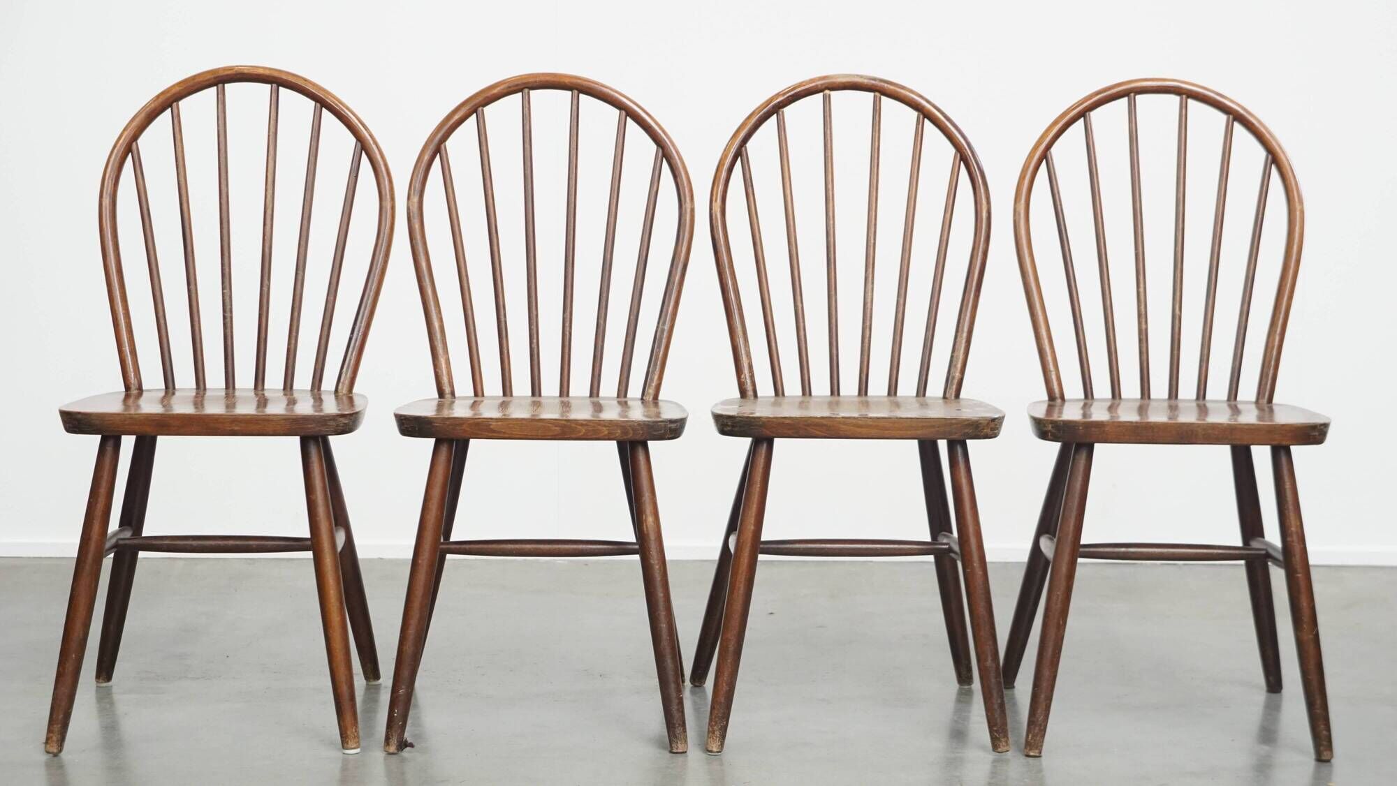 Set of 4 vintage Windsor wooden spindle chairs from the 1970s