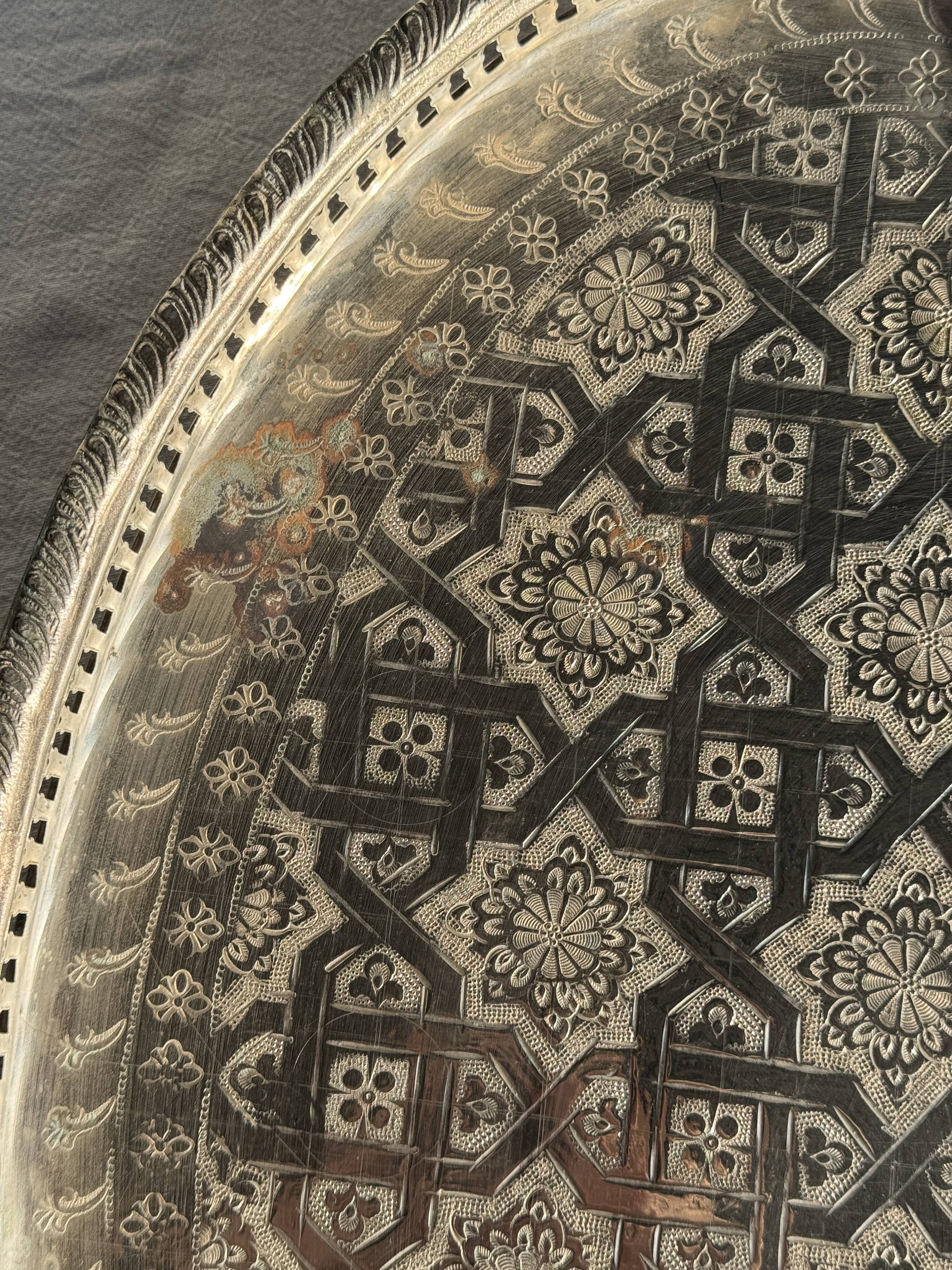 Oval Moroccan plateau engraved on a base 50x35.