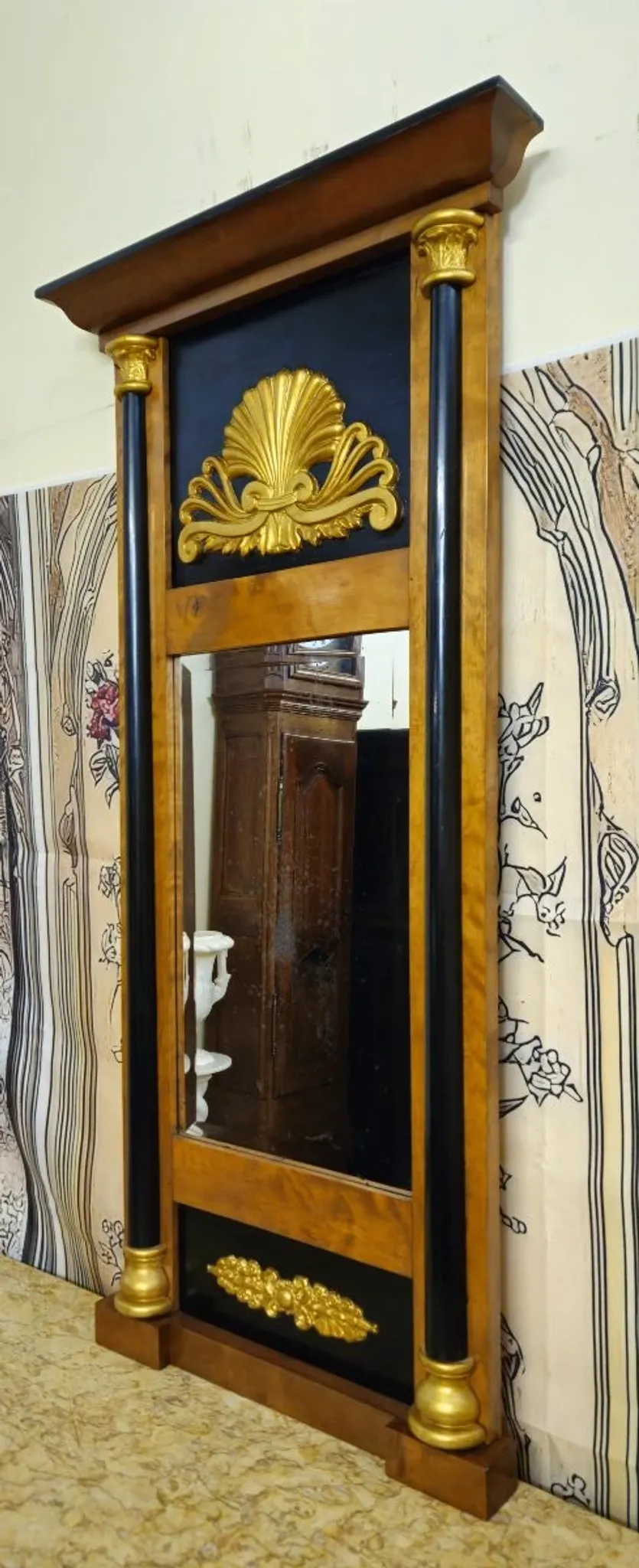 Empire period mirror in gilded and blackened wood – Shell pediment