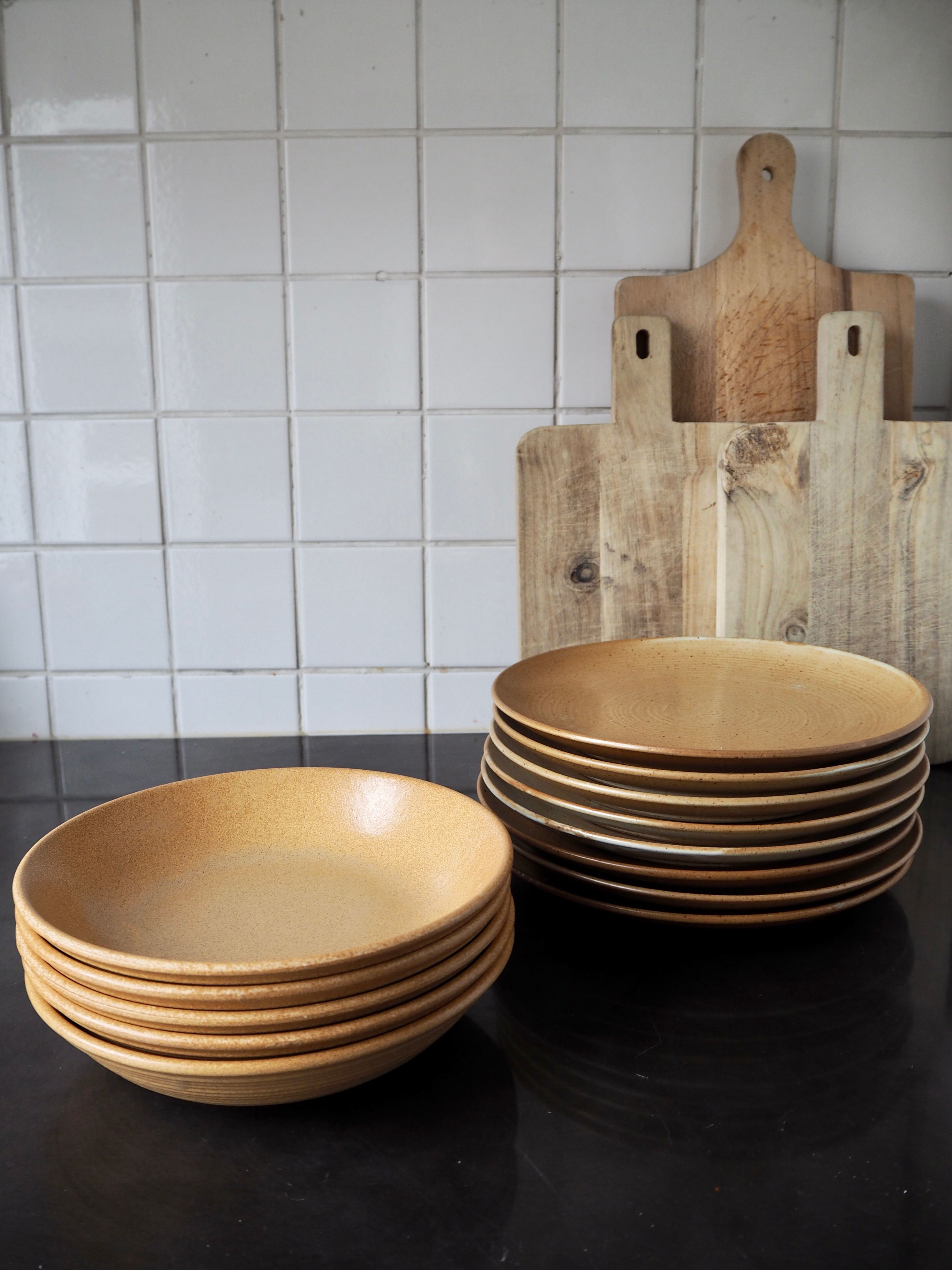 Set of 5 hollow ceramic plates sandstone effect