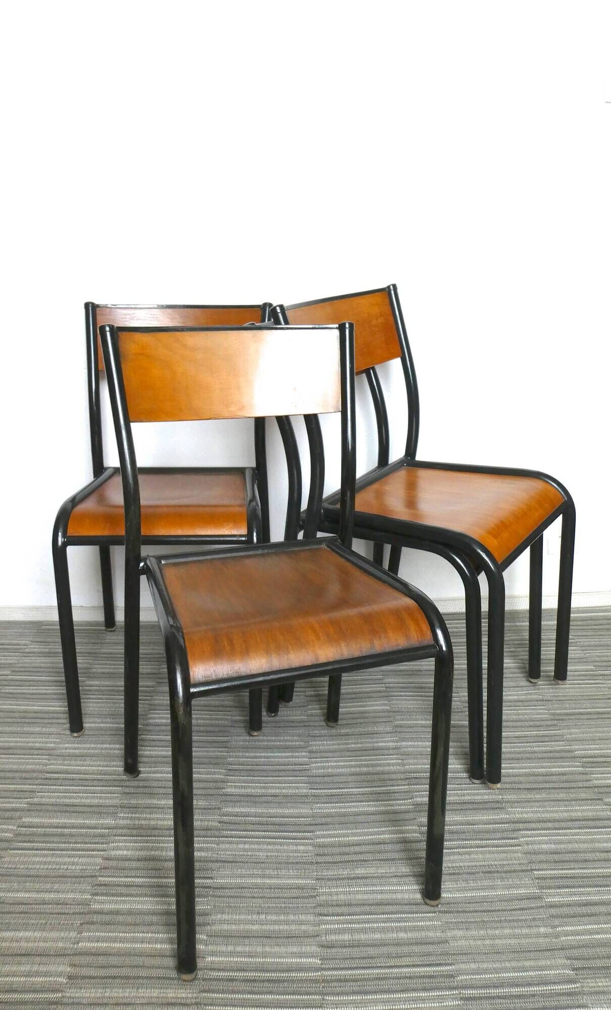 Lot of 4 adult school chairs, wood and black metal