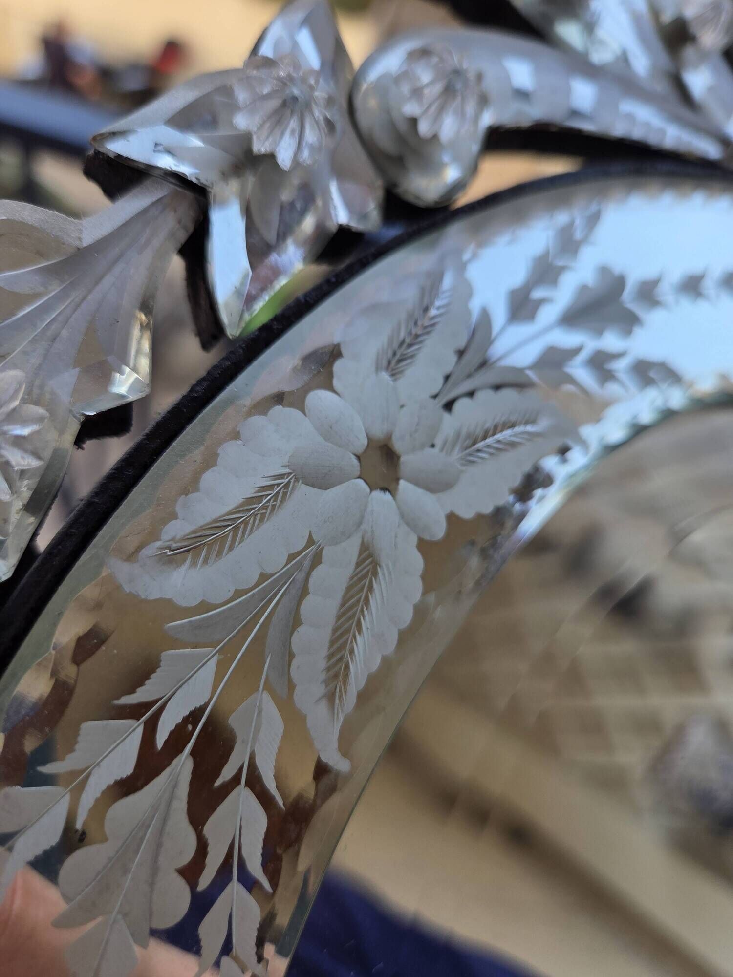 Antique round Venetian mirror in engraved glass