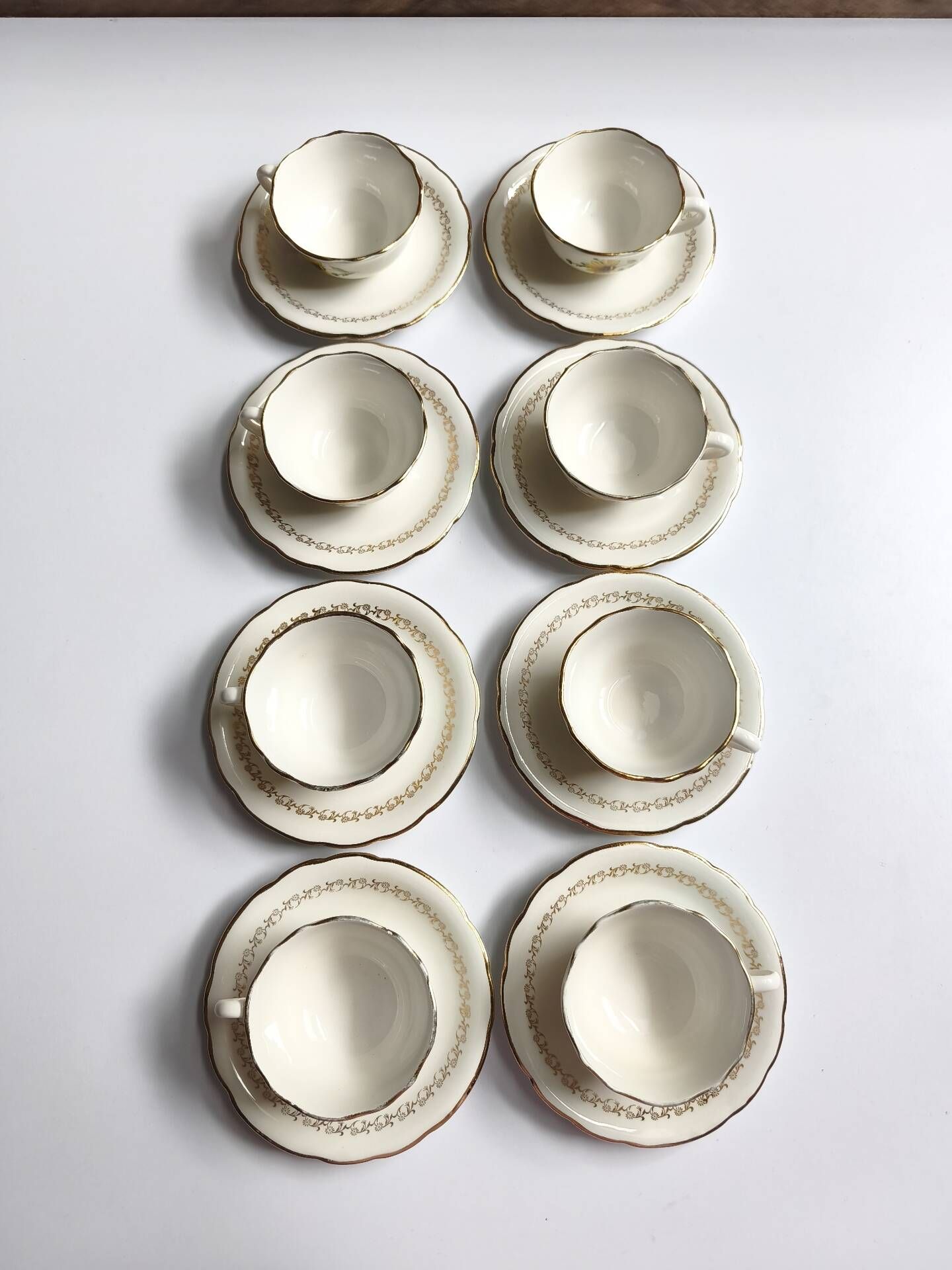 Set of 8 vintage cups with saucers Gien daisies.