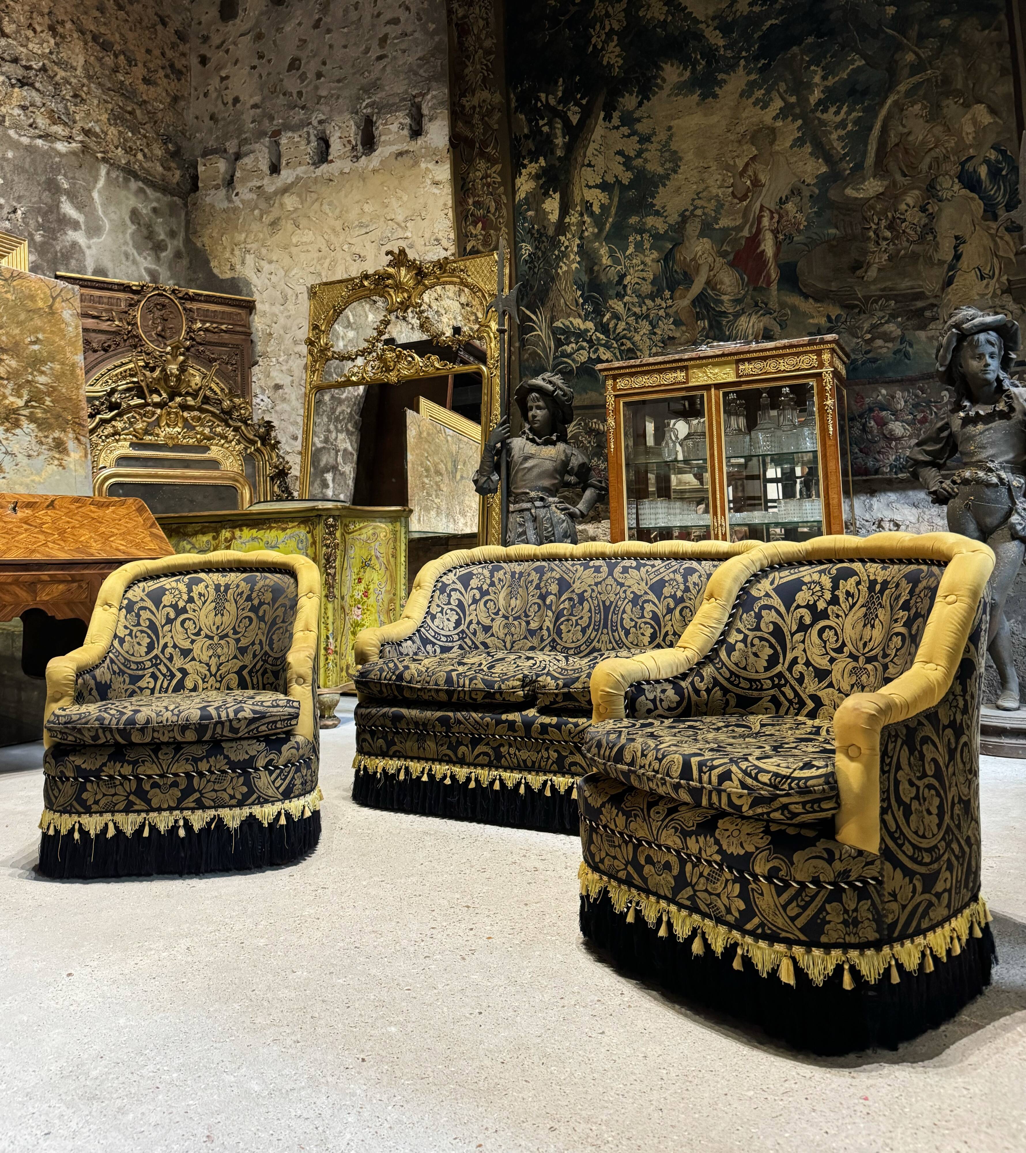 Napoleon III style living room with floral decoration
