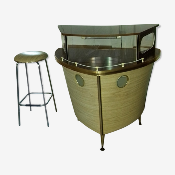 Bar tripode, en forme de proue de bateau vintage avec son tabouret