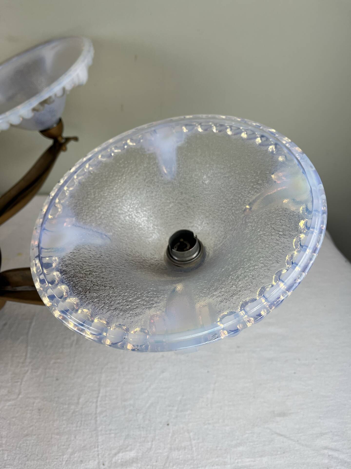 Lustre moderniste français en bois, laiton et verres opalescents