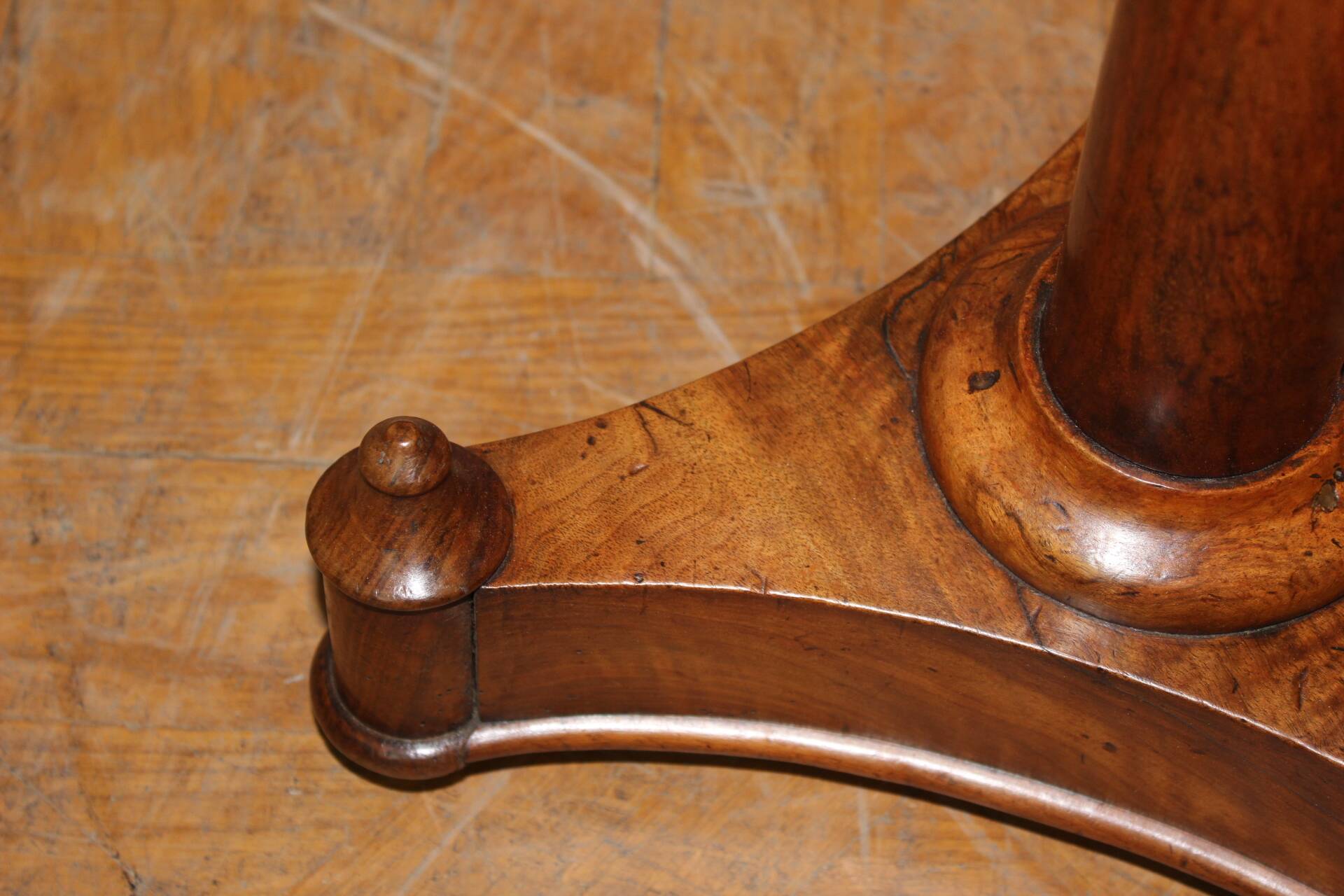 Empire walnut gueridon from the 19th century