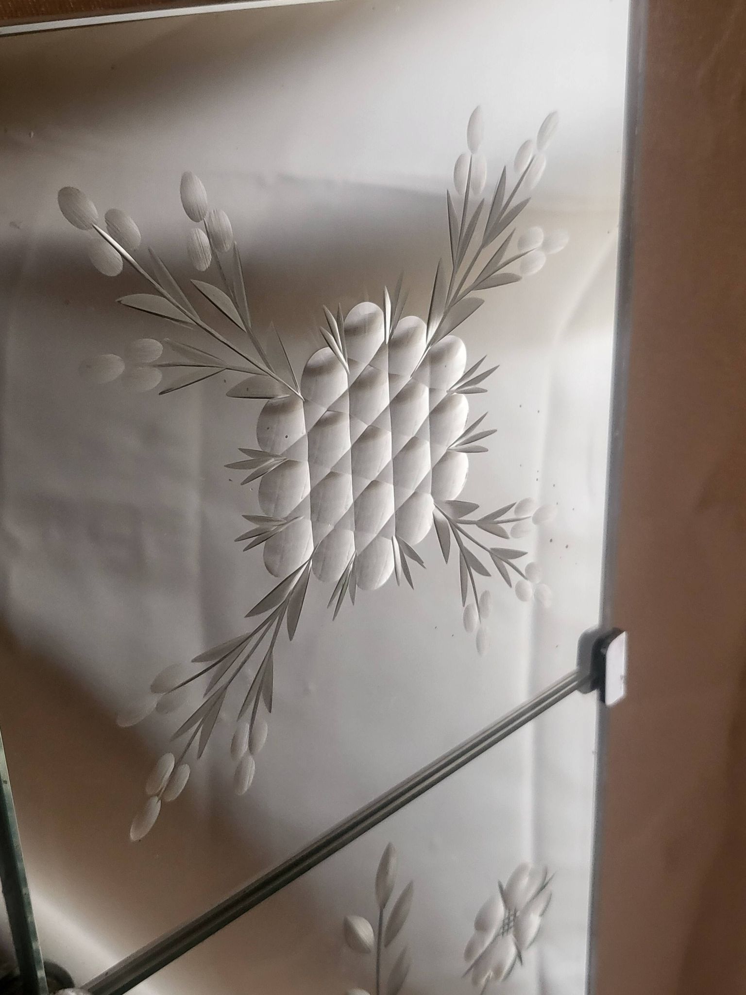 Large Venetian-style mirror engraved with silver-plated frames.