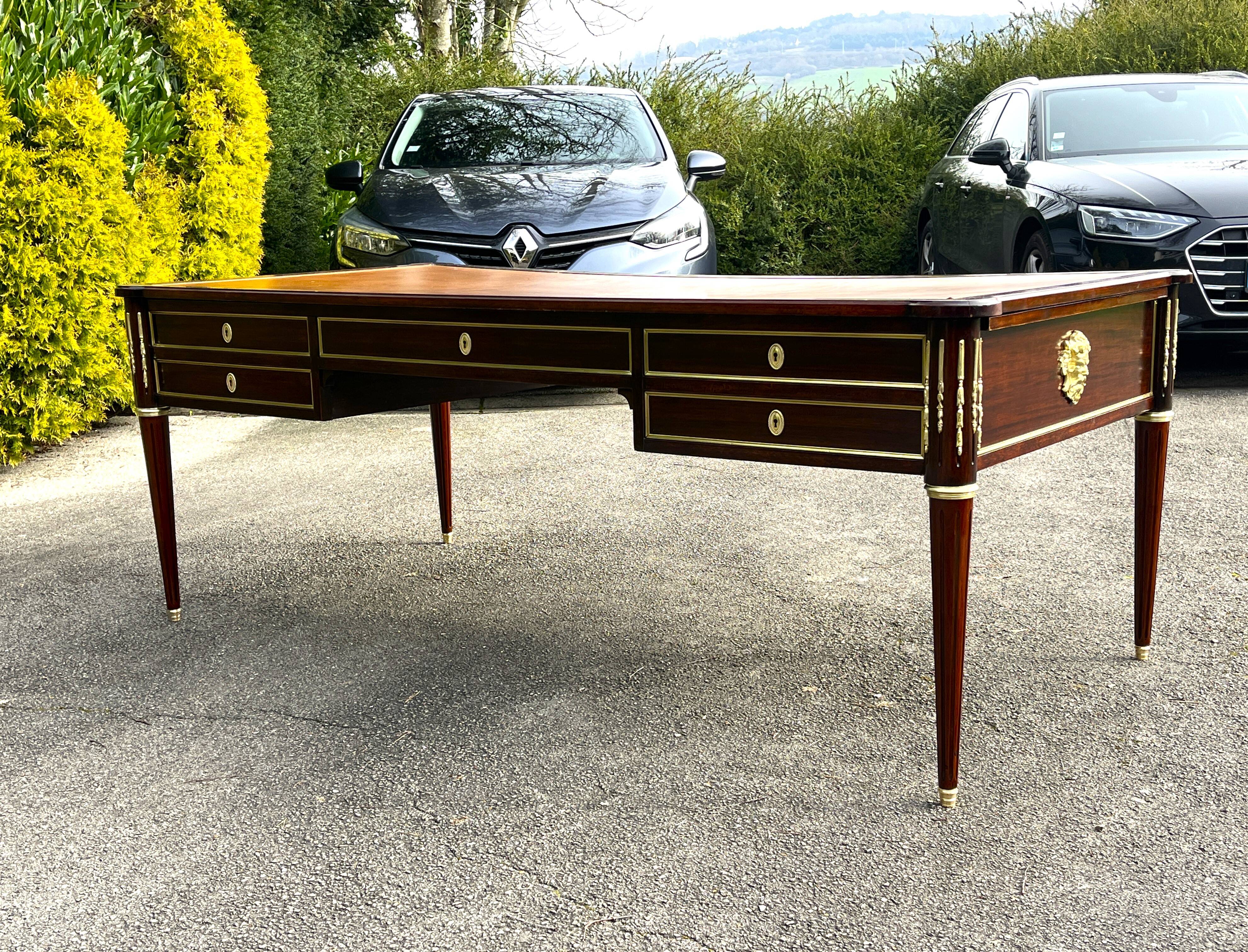 Large ministerial desk in Louis XVI style