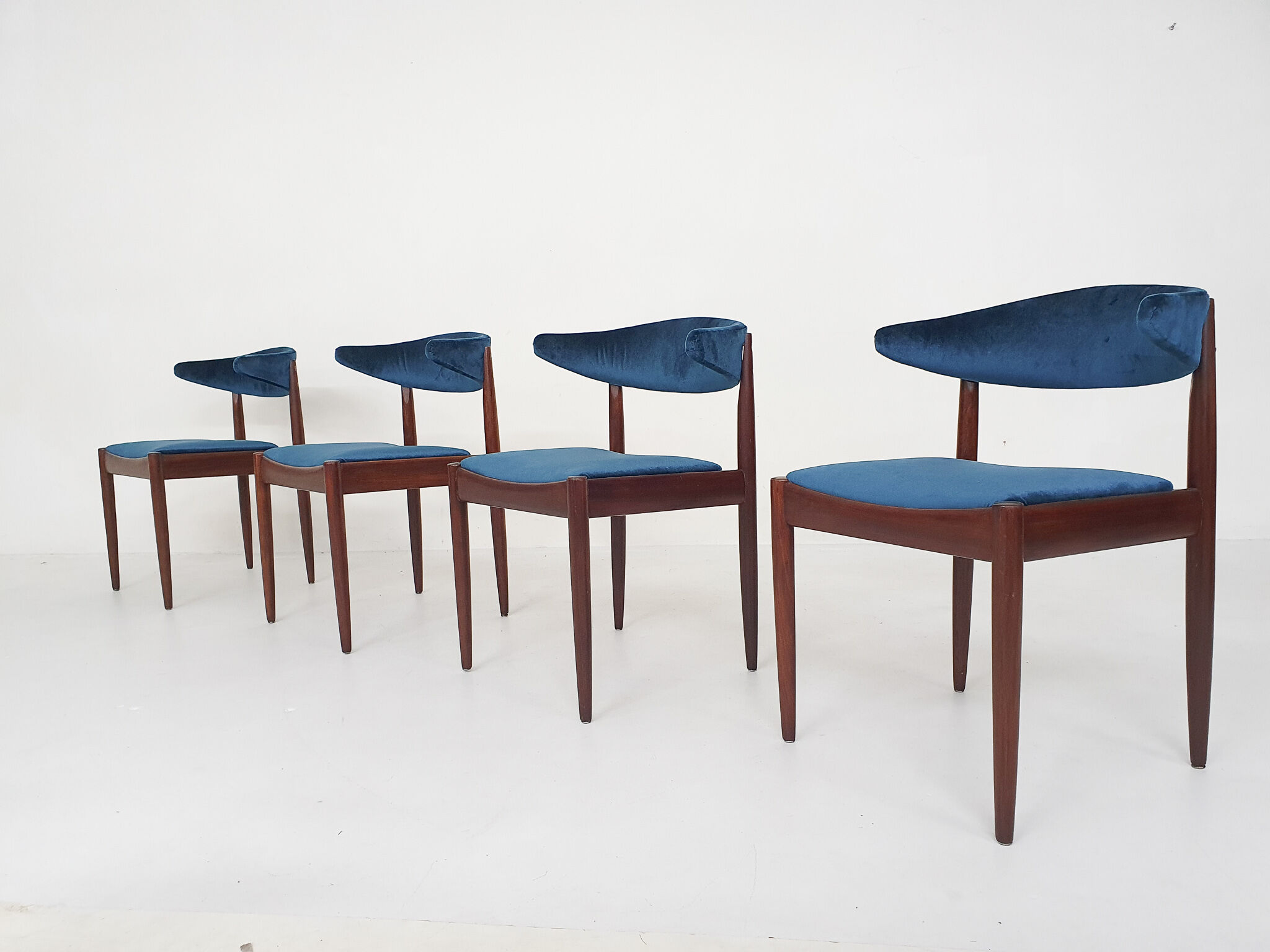 Ensemble de quatre chaises de salle à manger en palissandre et velours par Topform, Pays-Bas des années 1950