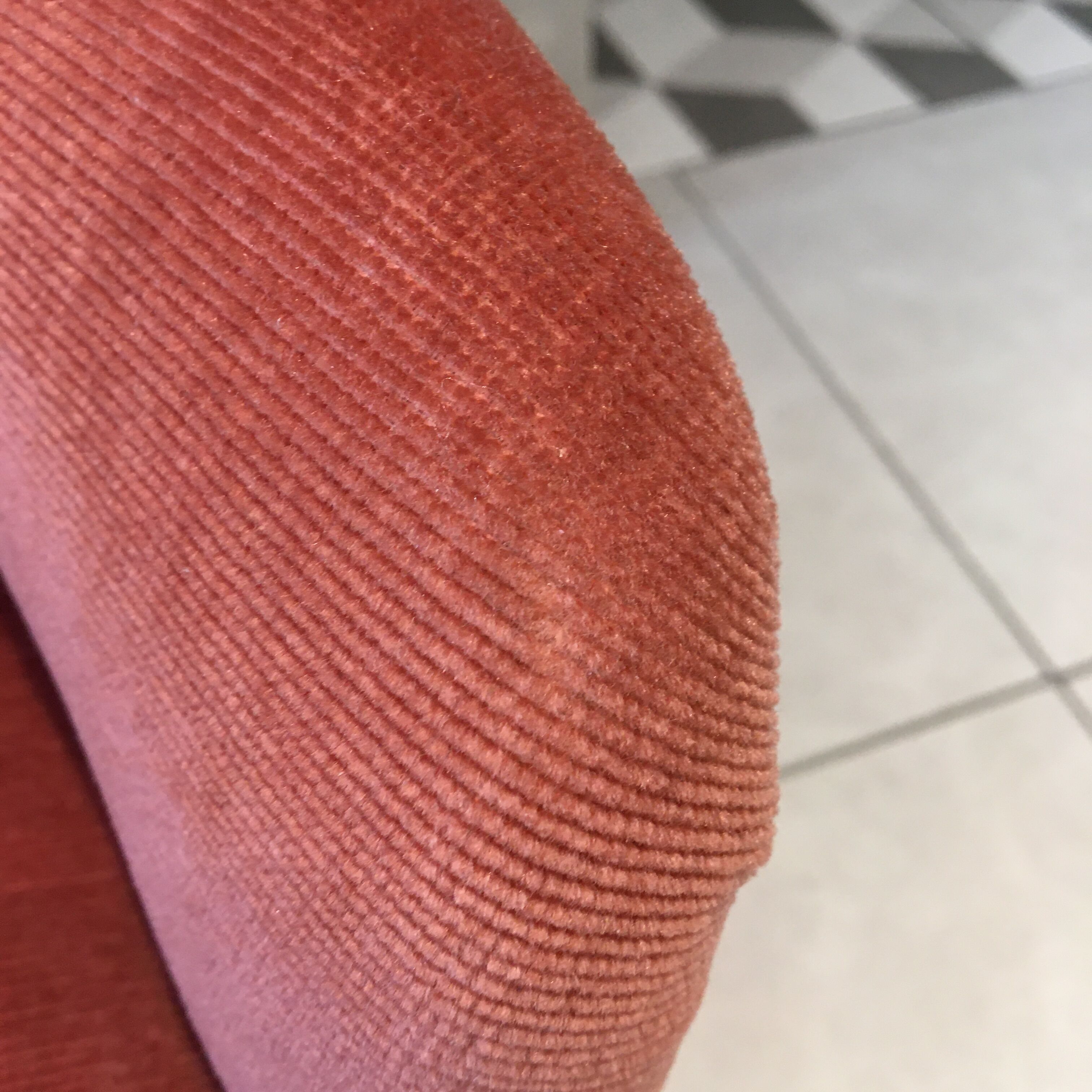 Fauteuil crapaud velours rose framboise