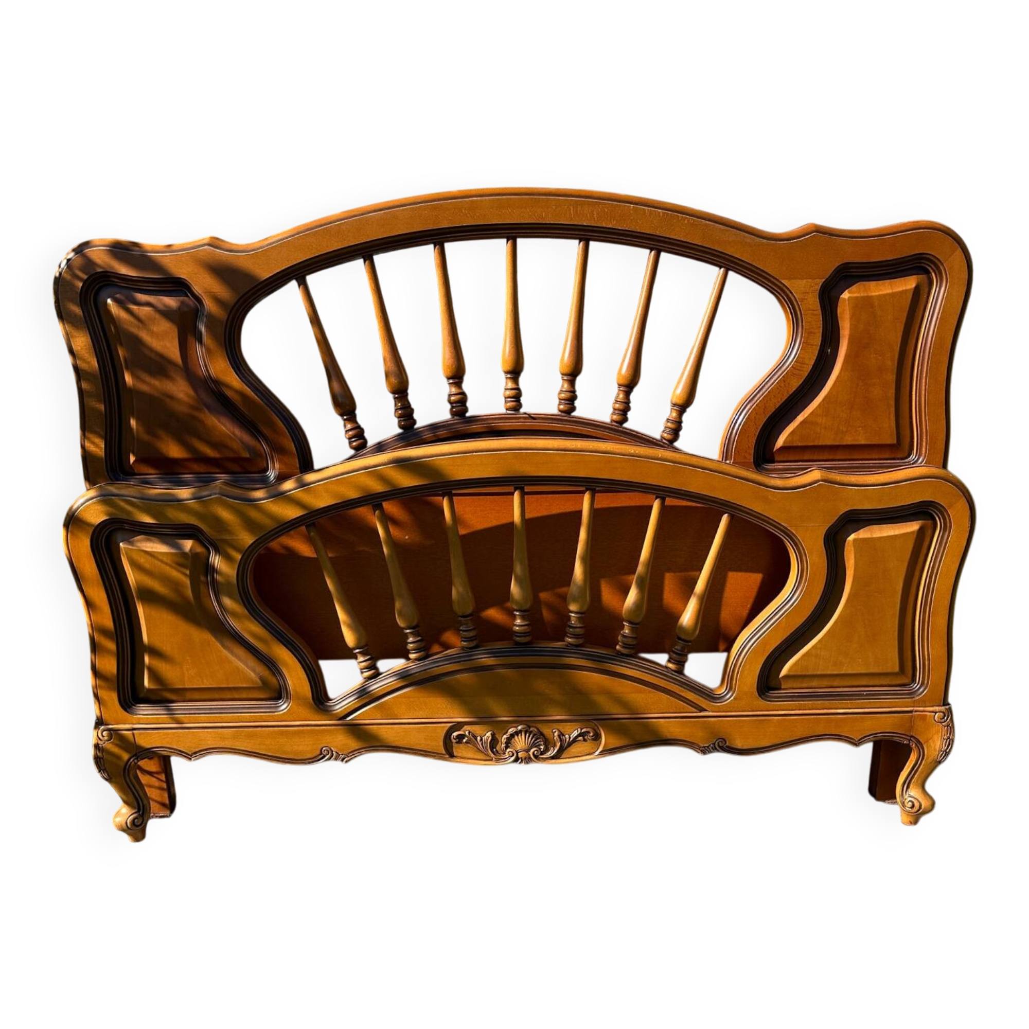 Ancien lit en 140cm en merisier style Louis XV, tête et pied de lit