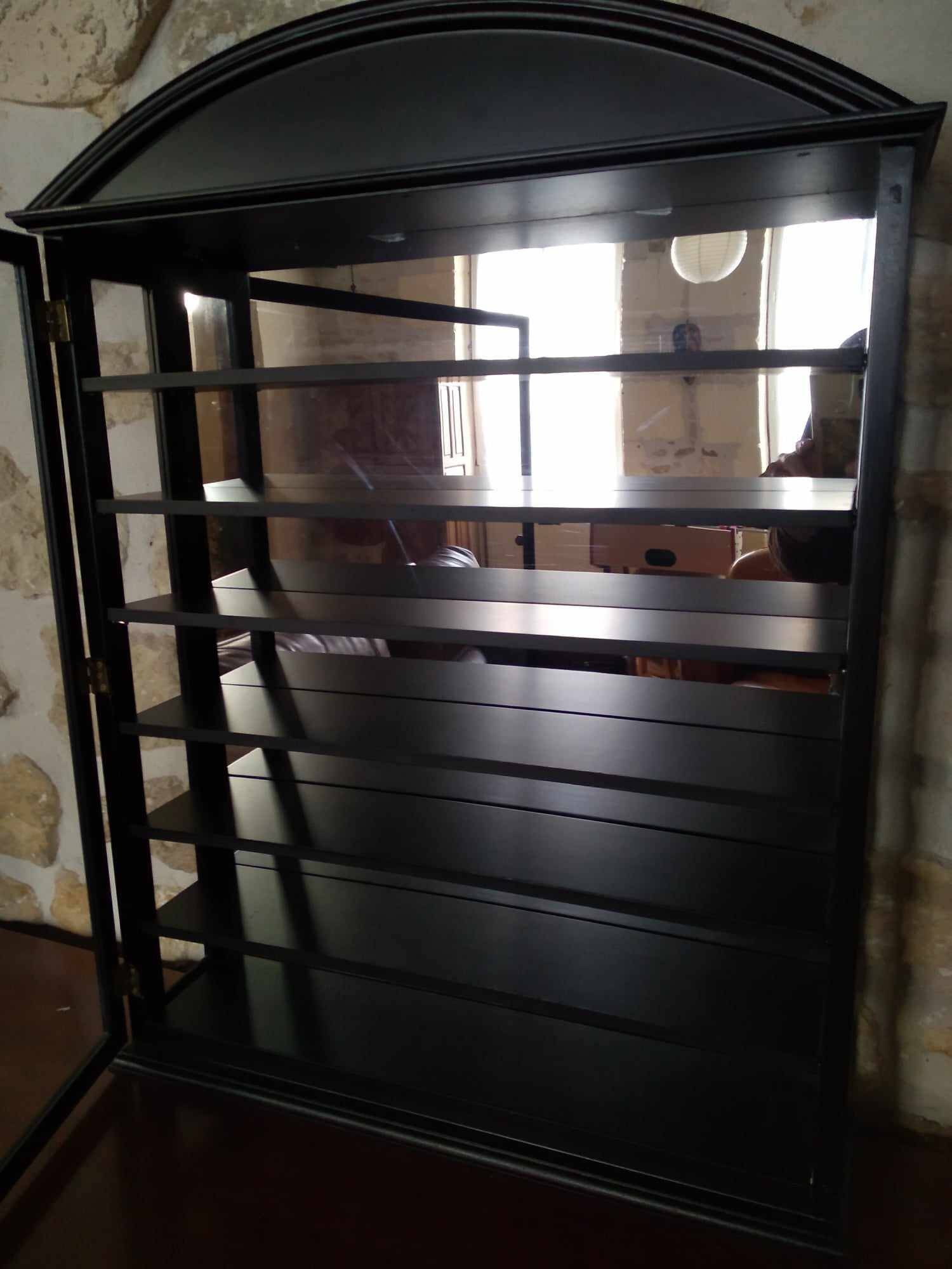 Small display case for collectibles