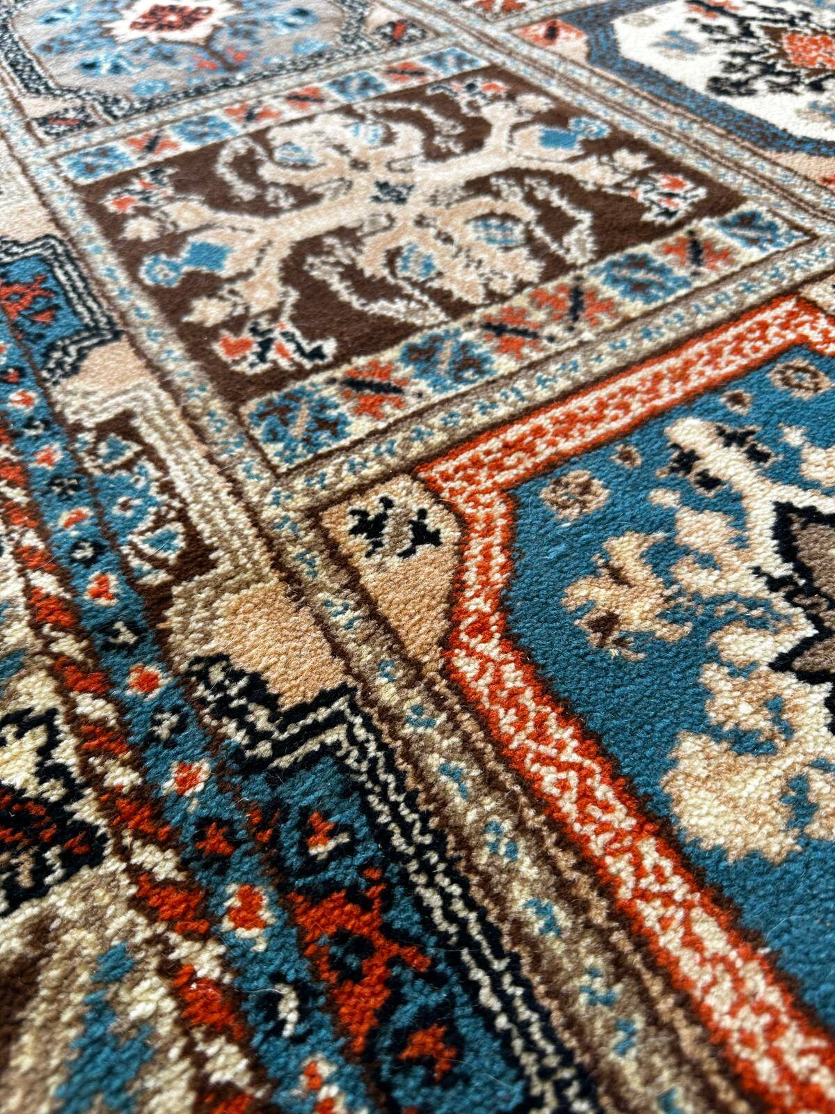 Moroccan rug made of pure wool and handmade, 220cm x 150cm.