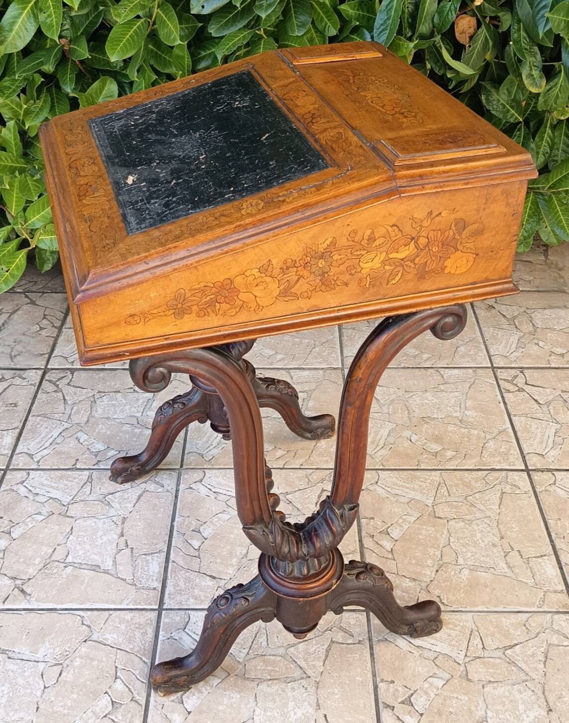 Davenport desk in marquetry walnut, Victorian era.
