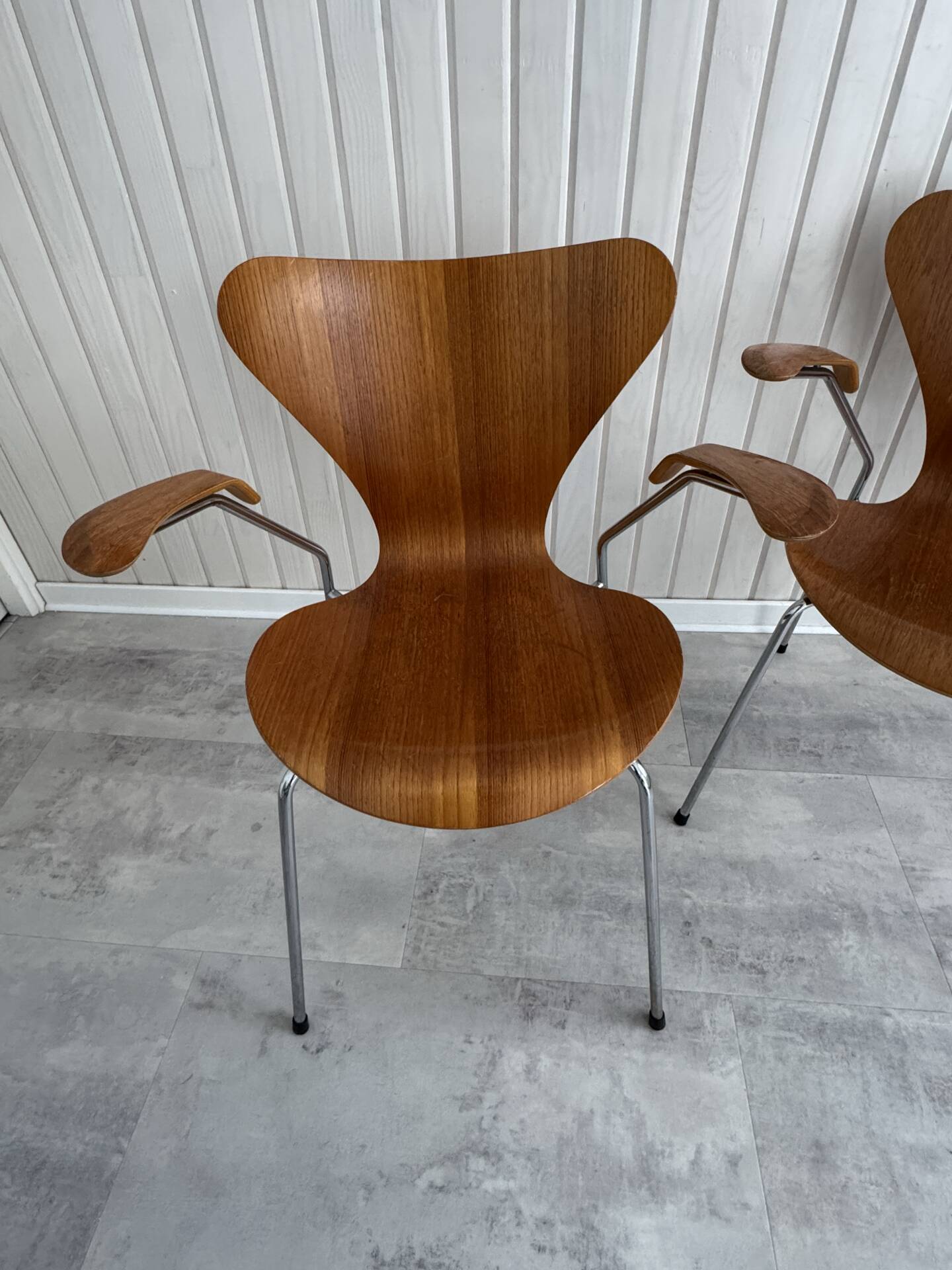 2 Series 7 chairs with armrests (3207) by Arne Jacobsen – Fritz Hansen