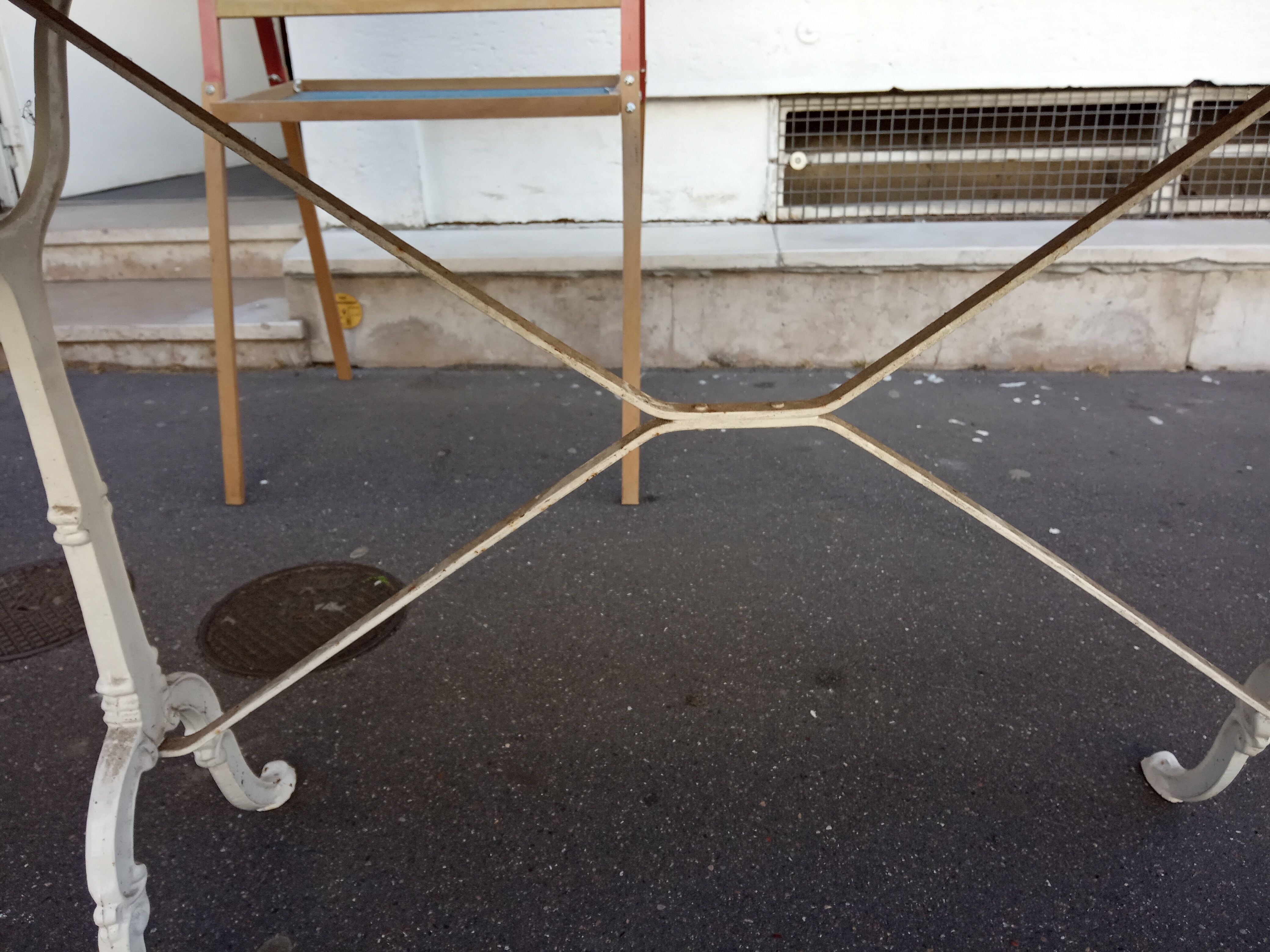 White bistro table in marble and cast iron