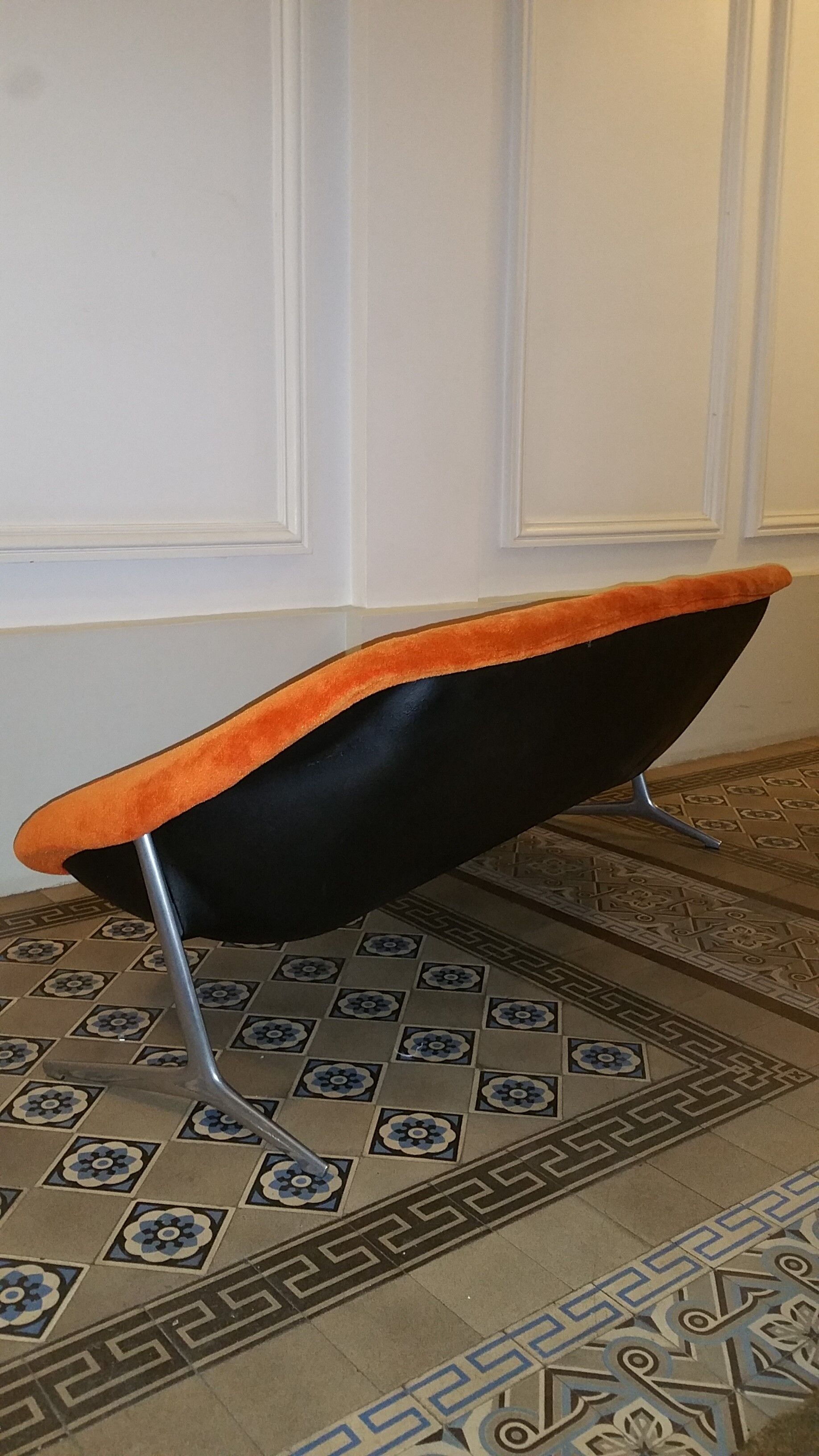 Couch Egg sculptural fibreglass of Walter S. Chenery for Lurashell