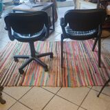 Deux fauteuils cuir noir