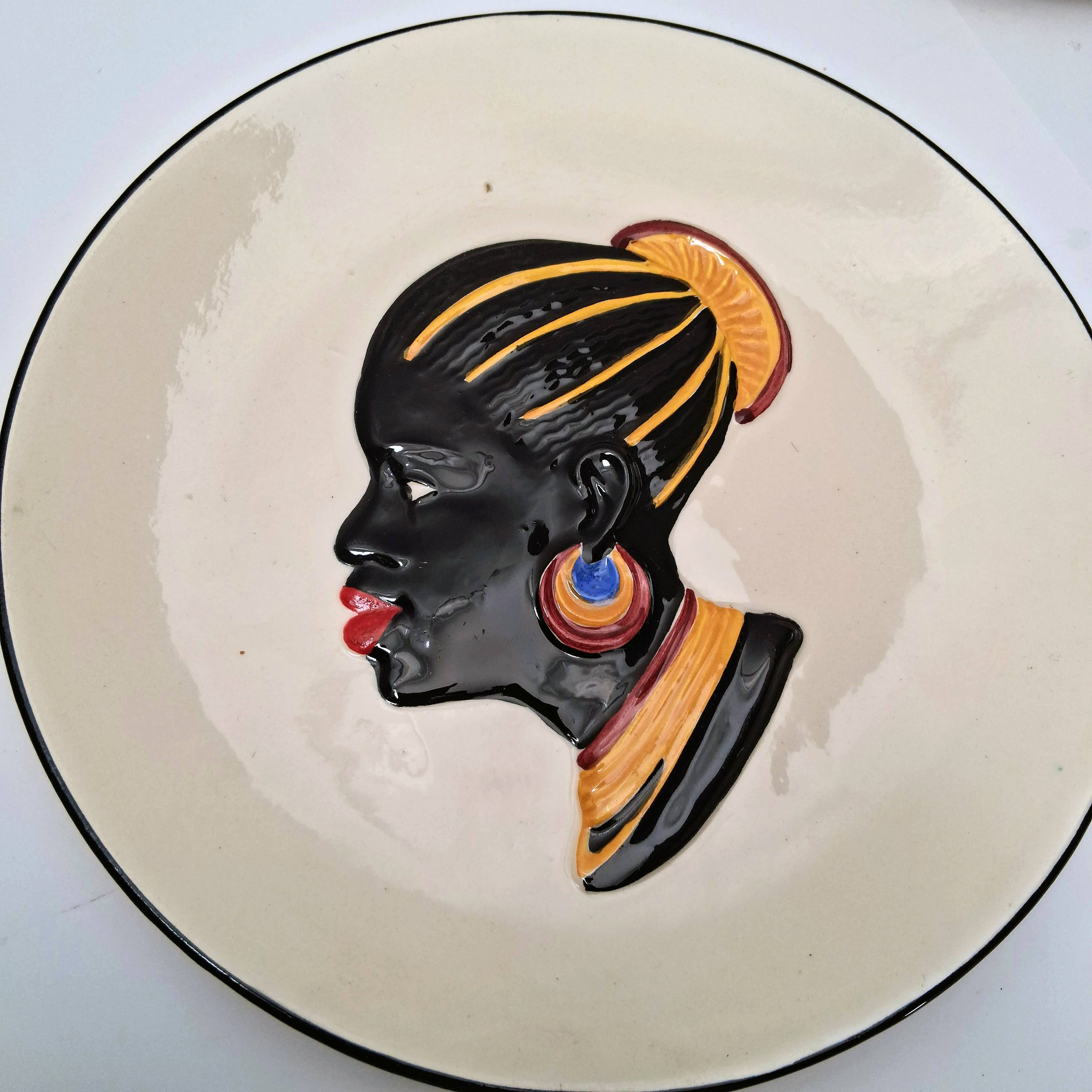 2 assiettes murales en faïence profils africains, 1960