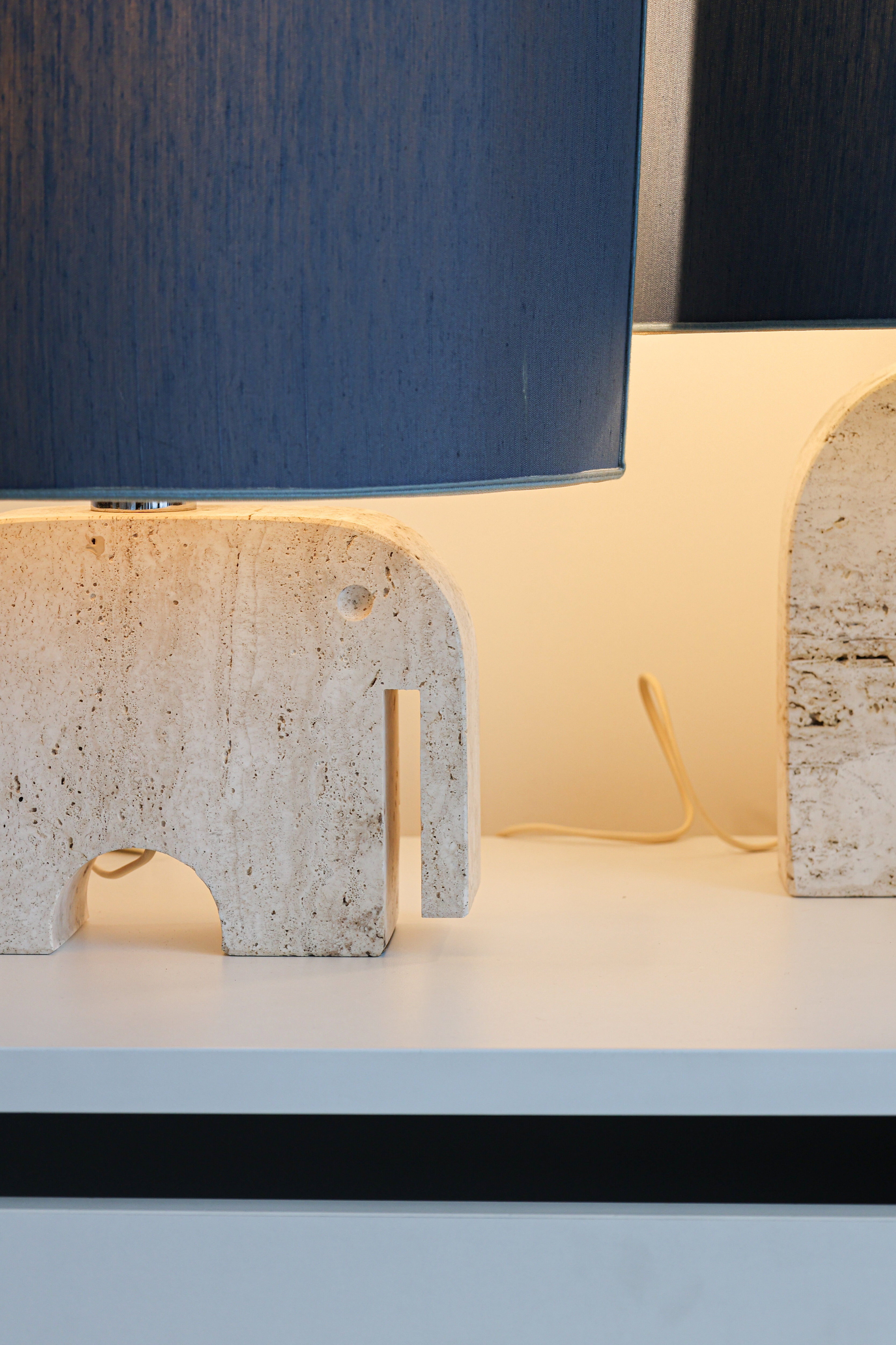 Paire de lampes de table en travertin en forme d'éléphant, signées Fratelli Mannelli, années 1970, Italie