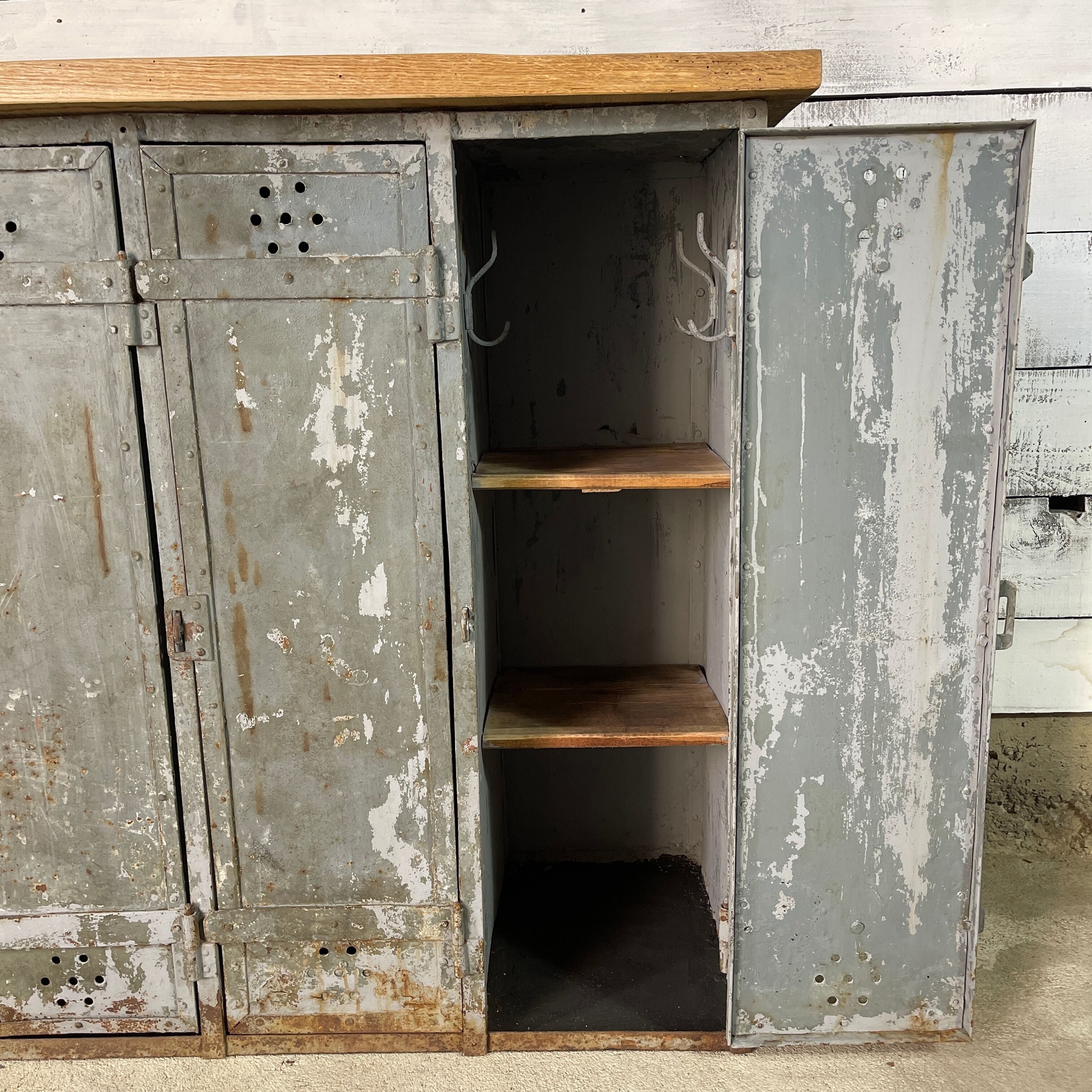 Buffet cloakroom 3 doors