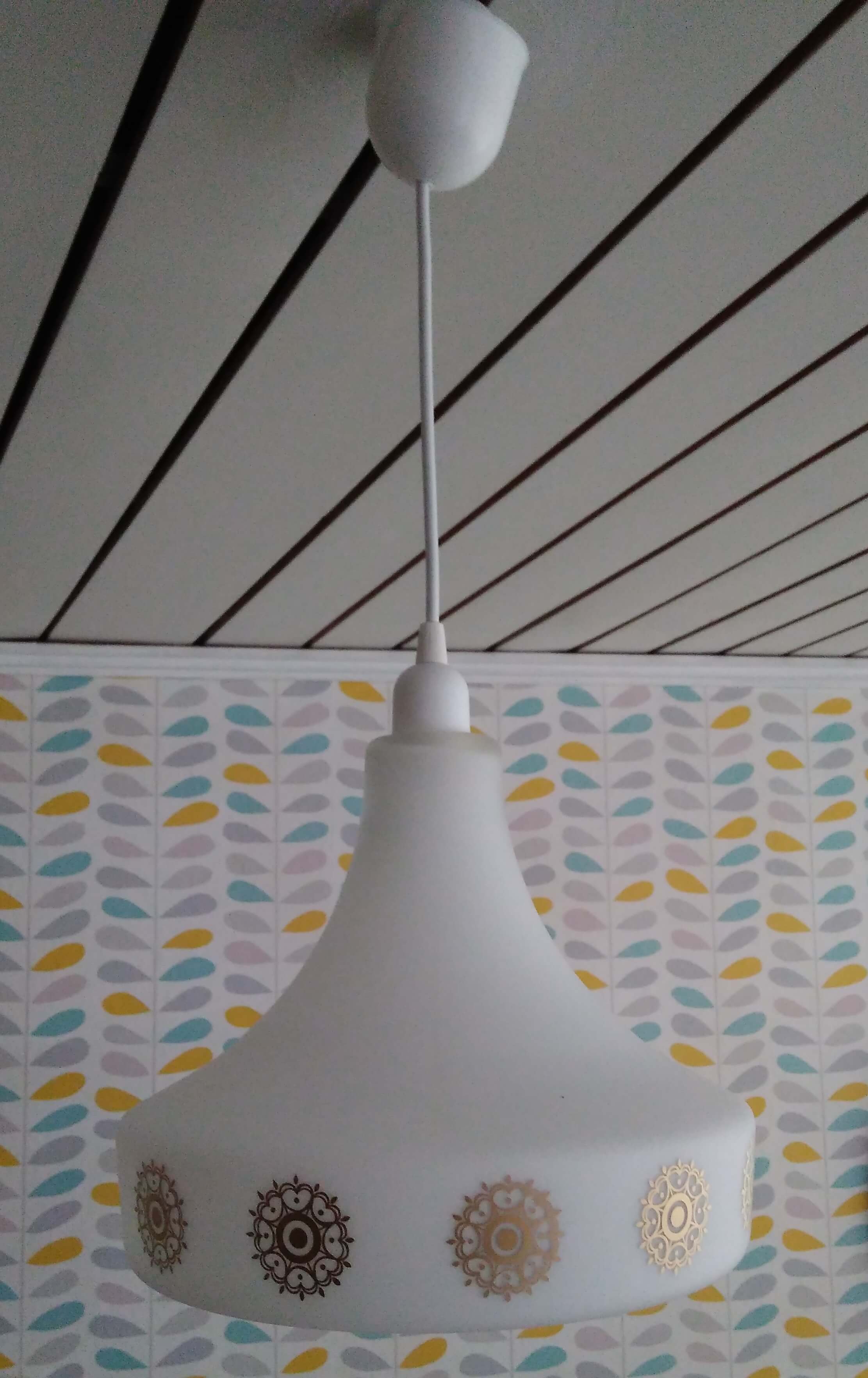 Vintage suspension in white opaline