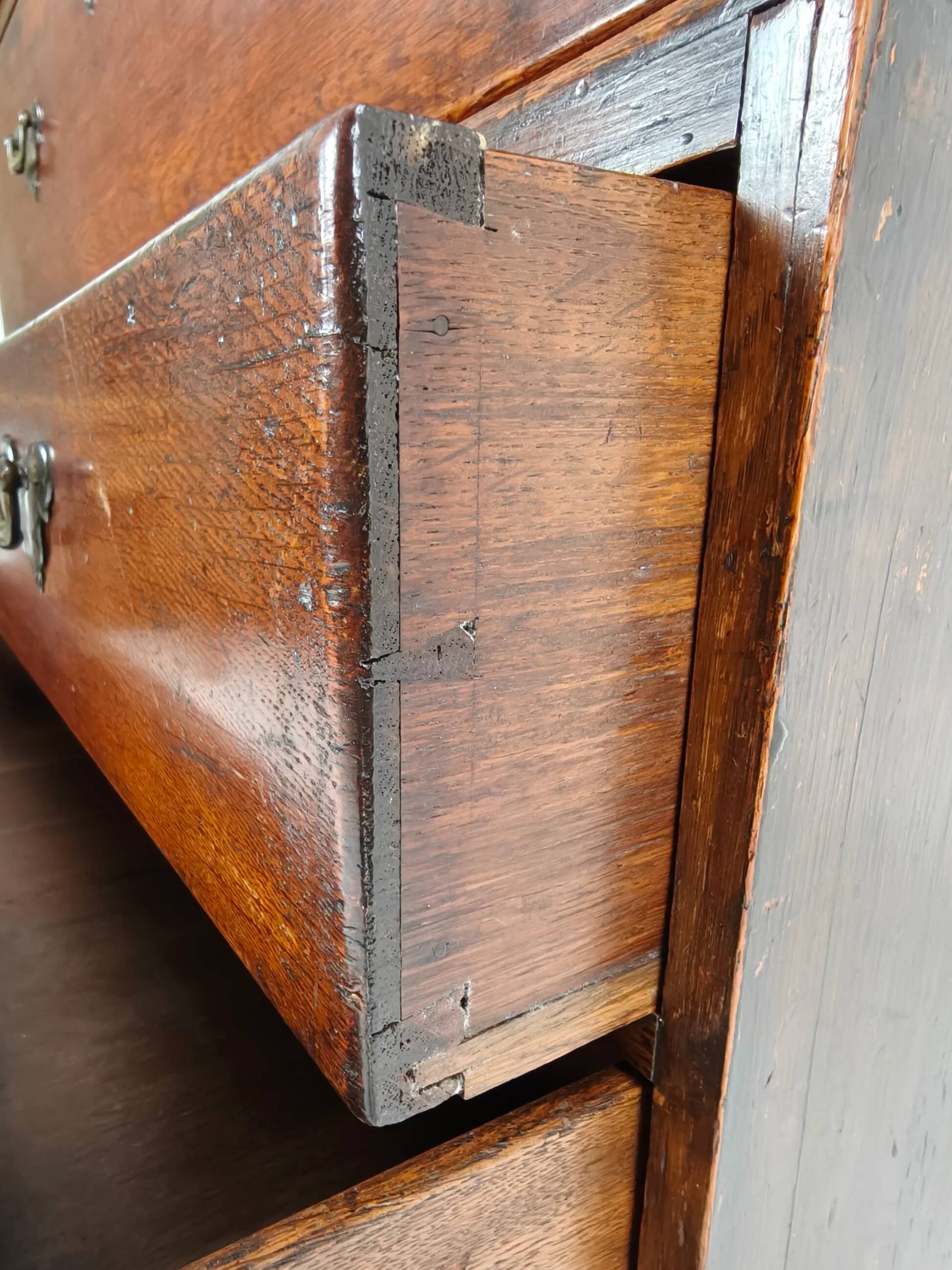 Commode haute de campagne George III / coffre sur coffre