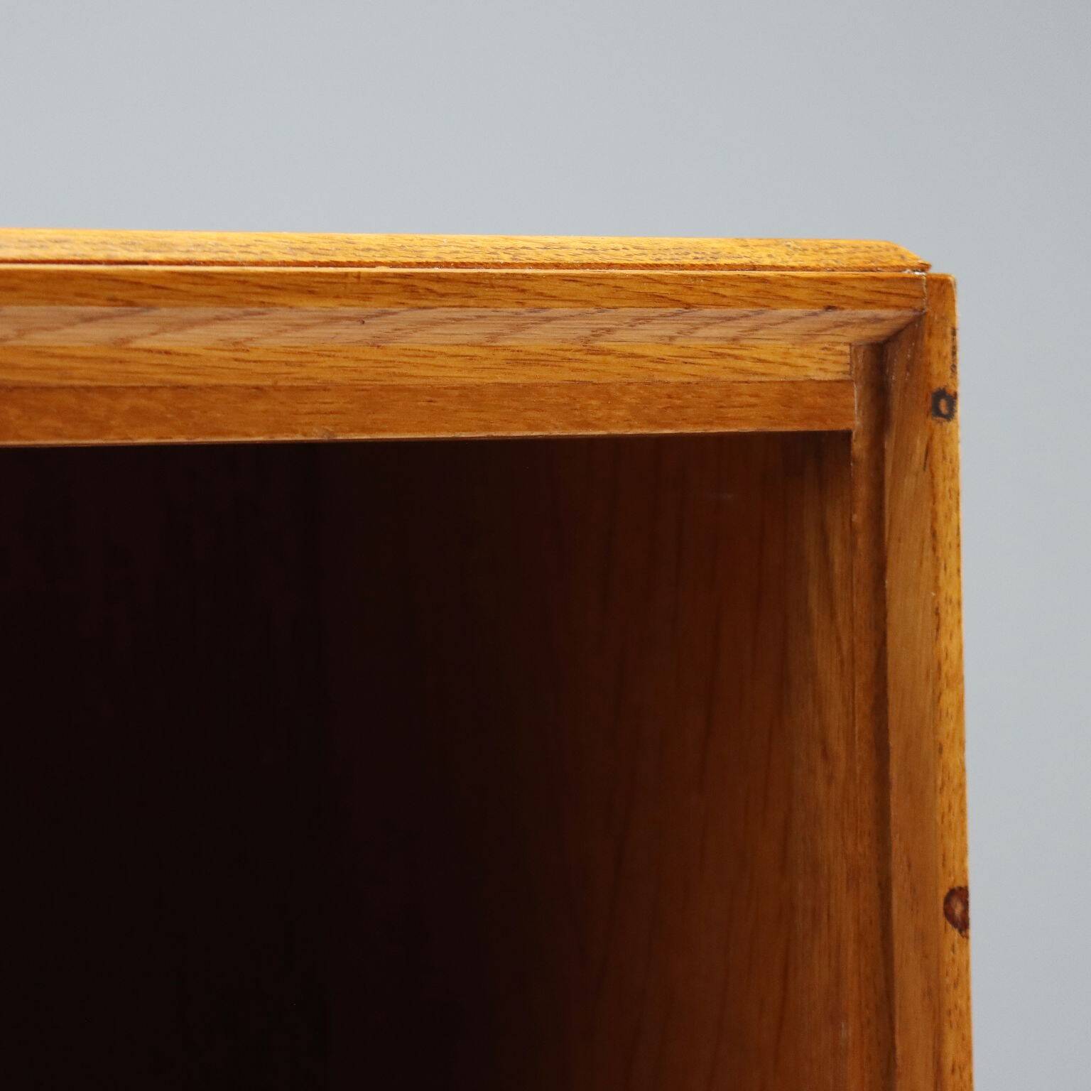 Petite armoire design vintage plaquée en chêne des années 50 d'origine