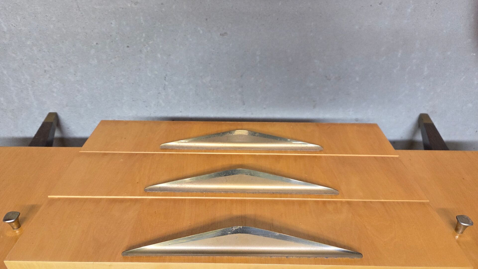 Vintage low enfilade from the 50s/60s – sculptural handles & tapered legs